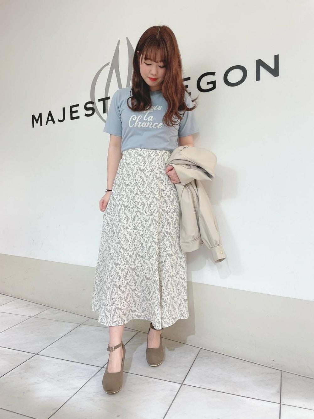 「パンプス、スカート、花柄、Tシャツ、ライダースジャケット、春アウター、新作、MAJESTIC LEGON、マジェスティックレゴン、あざとかわいい」｜「MAJESTIC LEGONのクリーミーフカフカパンプス（パンプス、ブラウン系）」を使った、マジェスティックレゴン天王寺ミオ店スタッフさん（レディース・159cm）の春コーディネートの1枚目の写真