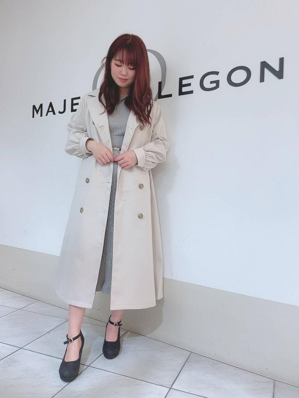 「パンプス、ニットワンピ、トレンチコート、春アウター、新作、ロングワンピース、MAJESTIC LEGON、マジェスティックレゴン、オトナカワイイ、あざとかわいい」｜「MAJESTIC LEGONのクリーミーフカフカパンプス（パンプス、ブラック系）」を使った、マジェスティックレゴン天王寺ミオ店スタッフさん（レディース・159cm）の春コーディネートの1枚目の写真