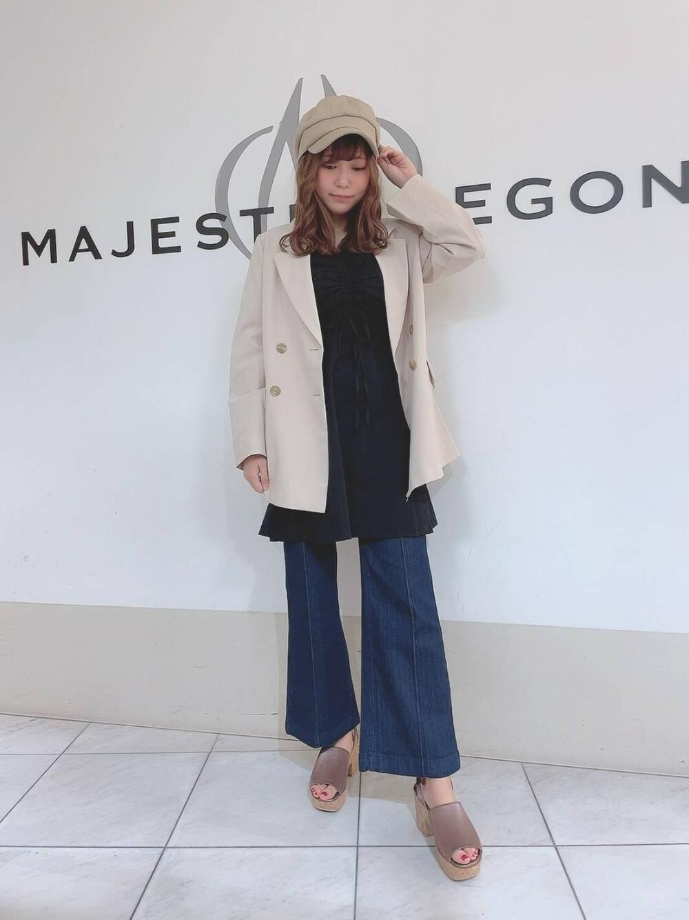 「ジャケット、アウター、パンツ、チュニック、サンダル、キュロット、MAJESTIC LEGON、マジェスティックレゴン、オトナカワイイ、標準身長」｜「MAJESTIC LEGONのバックレースアップレディパンツ（その他パンツ、ブルー系）」を使った、マジェスティックレゴン天王寺ミオ店スタッフさん（レディース・155cm）の春コーディネートの1枚目の写真
