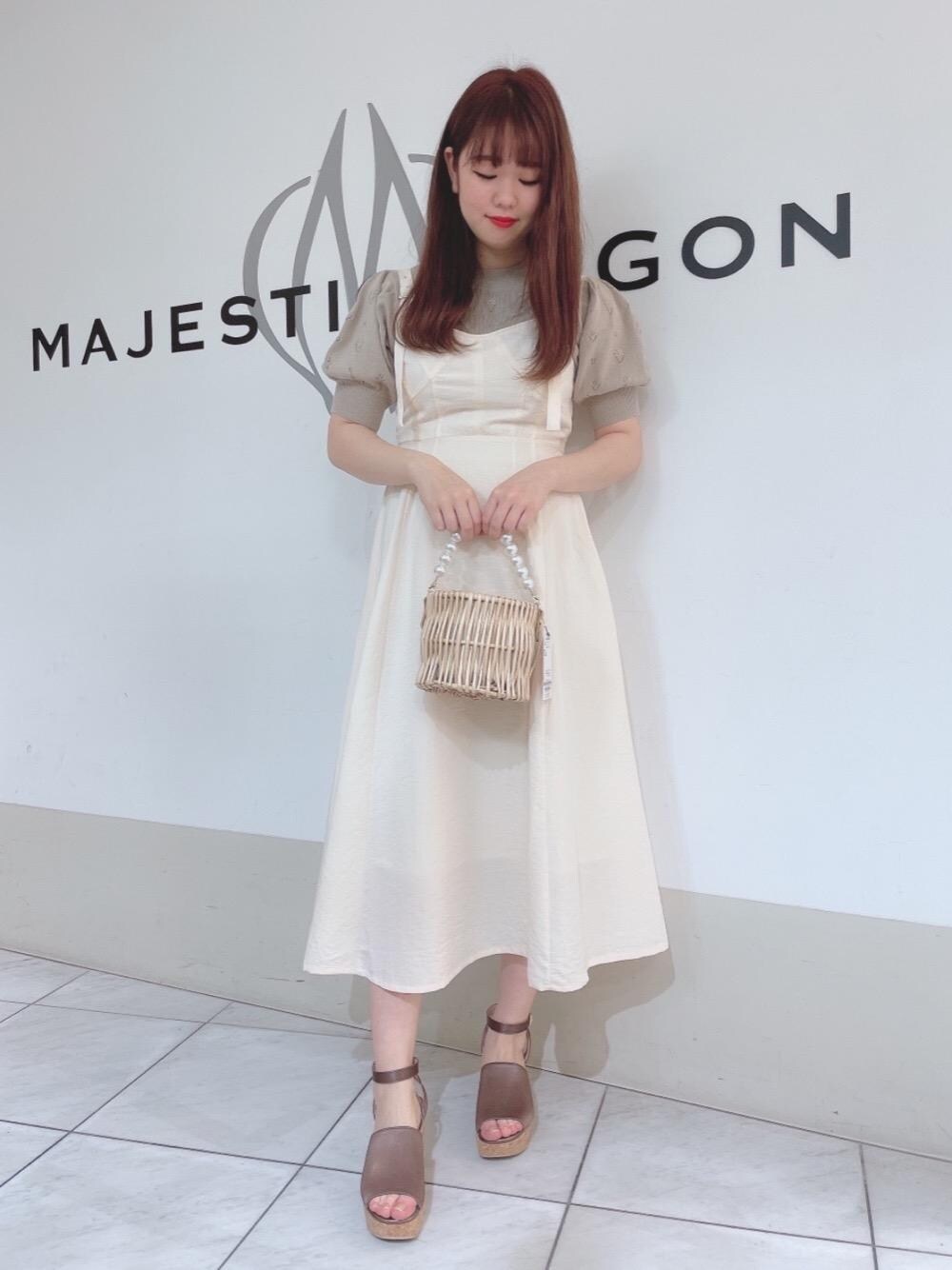 「ワンピース、サンダル、MAJESTIC LEGON、サマーニット、カゴバック、マジェスティックレゴン、キャミワンピース、高身長、透かし柄」｜「MAJESTIC LEGONのアンクルリボンsetサンダル（サンダル、ブラウン系）」を使った、マジェスティックレゴン天王寺ミオ店スタッフさん（レディース・159cm）の春コーディネートの1枚目の写真