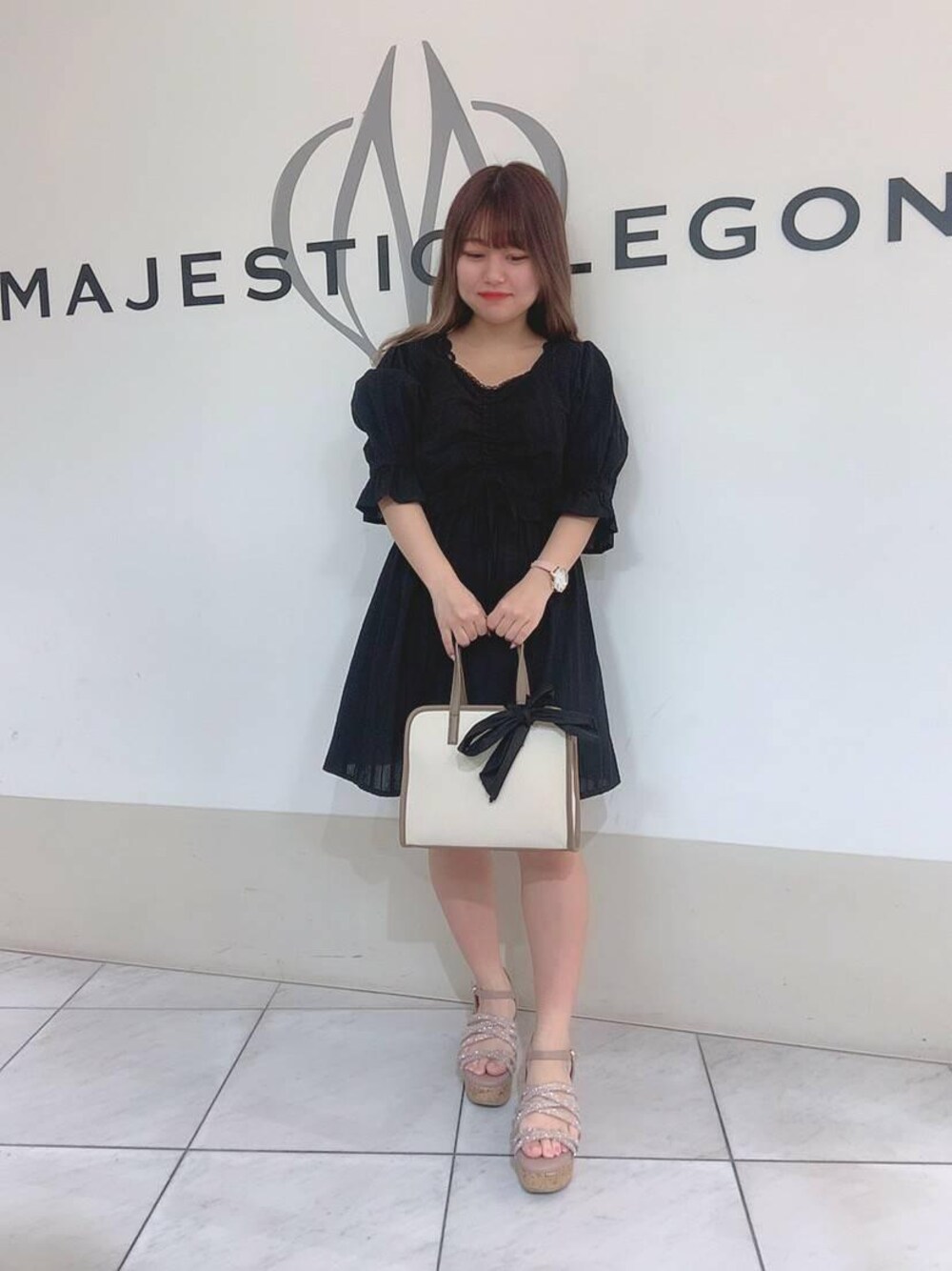 ホワイト系のサンダル、ベージュ系のサンダル、ブラック系のサンダルを着用したレディースの春コーディネートの1枚目の写真