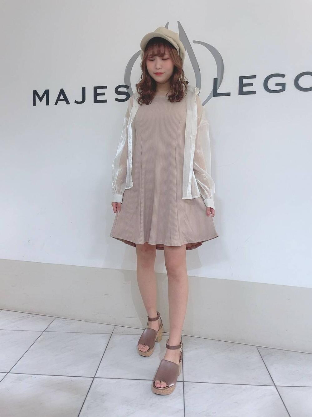 ブラウン系のサンダル、ピンク系のシャツ/ブラウス、ホワイト系のシャツ/ブラウスを着用したレディースの春コーディネートの1枚目の写真