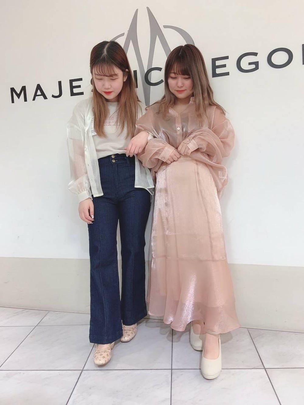 「パンツ、パンプス、シャツ、マーメイドスカート、MAJESTIC LEGON、シアーシャツ、双子コーデ、マジェスティックレゴン、あざとかわいい、でにむ」｜「MAJESTIC LEGONのクリーミーフカフカパンプス（パンプス、ホワイト系）」を使った、マジェスティックレゴン天王寺ミオ店スタッフさん（レディース・156cm）の春コーディネートの1枚目の写真