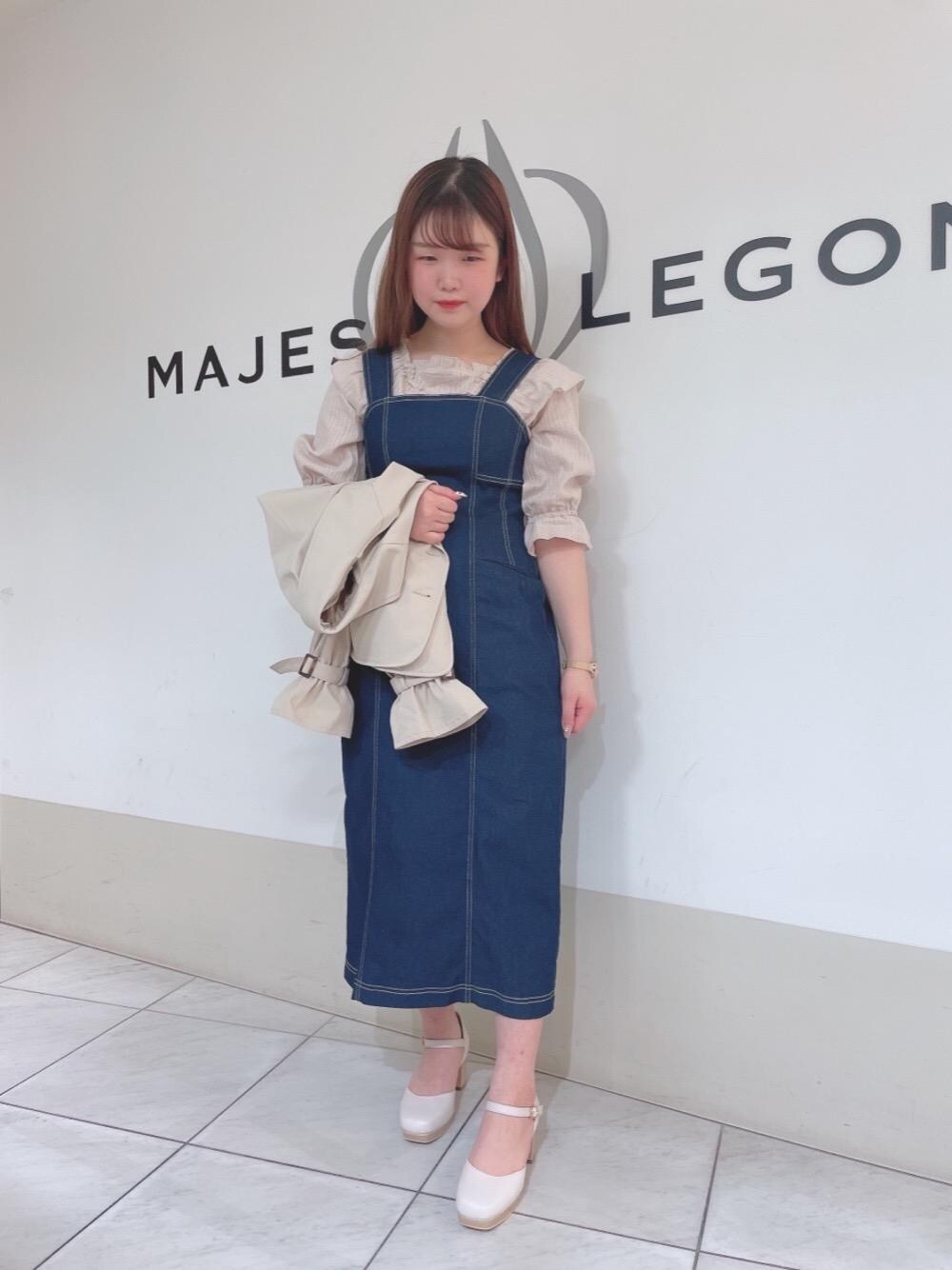 「ブラウス、パンプス、フリル、春アウター、MAJESTIC LEGON、ショートトレンチコート、キャミワンピ、マジェスティックレゴン、あざとかわいい、でにむ」｜「MAJESTIC LEGONのウッドヒールスクエアパンプス（パンプス、ホワイト系）」を使った、マジェスティックレゴン天王寺ミオ店スタッフさん（レディース・154cm）の春コーディネートの1枚目の写真