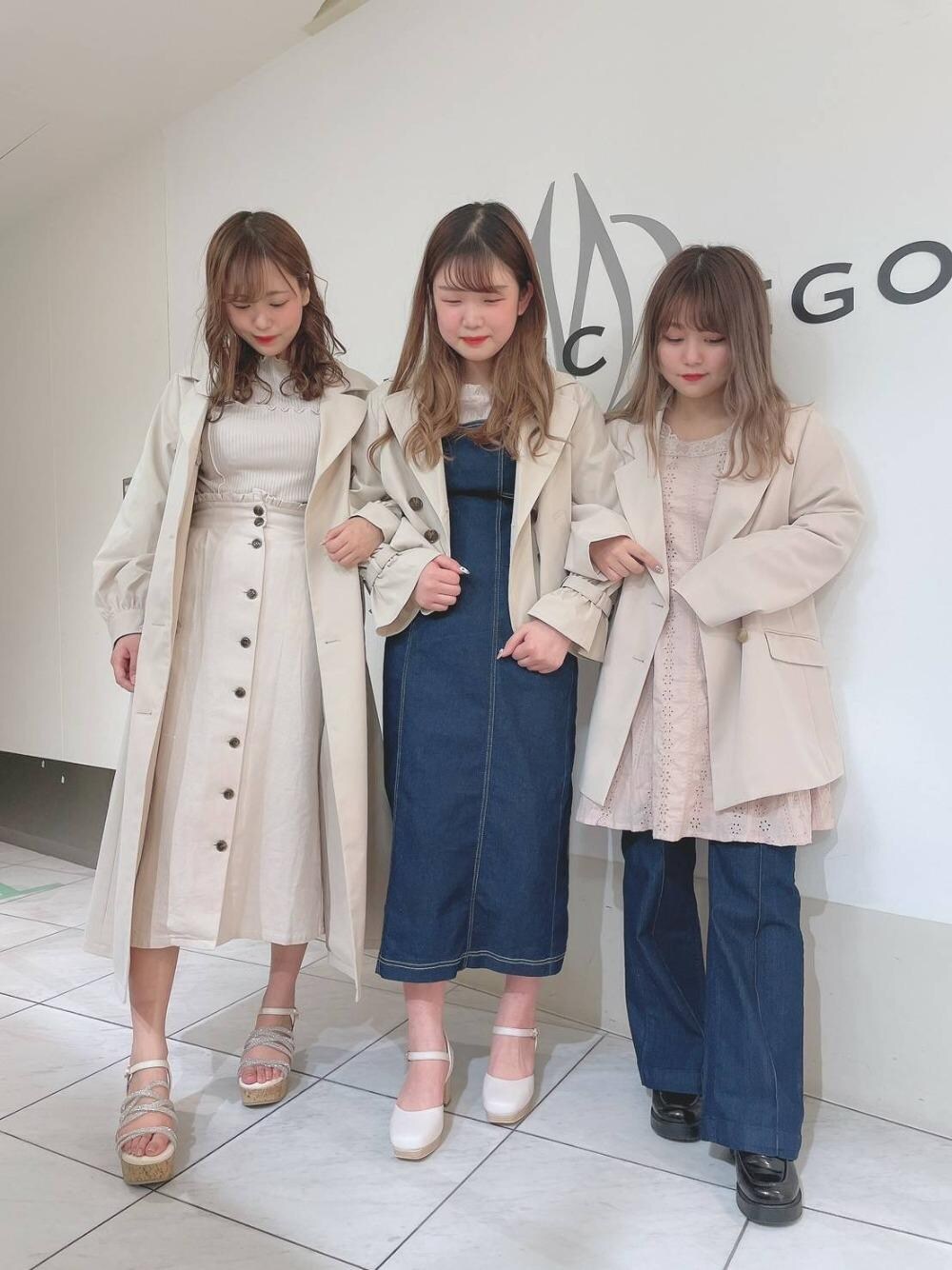「ブラウス、デート、サンダル、ワントーン、MAJESTIC LEGON、マジェスティックレゴン、モテ、あざとかわいい、カワイイ、でにむ」｜「MAJESTIC LEGONのバックレースアップレディパンツ（その他パンツ、ブルー系）」を使った、マジェスティックレゴン天王寺ミオ店スタッフさん（レディース・156cm）の春コーディネートの1枚目の写真