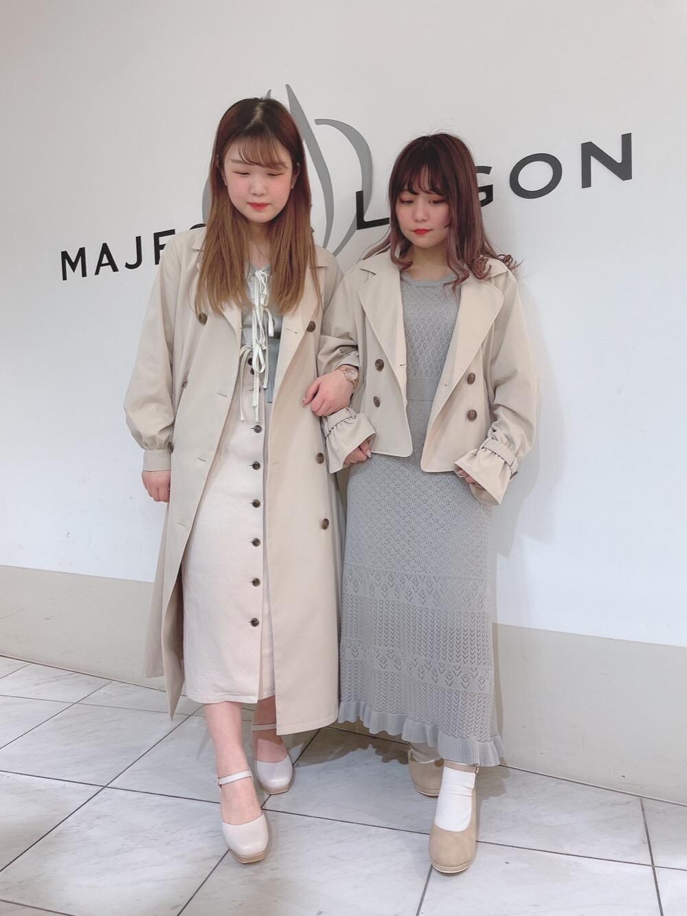「パンプス、ショートトレンチ、ニットワンピース、MAJESTIC LEGON、ロングトレンチコート、マジェスティックレゴン、２WAYトップス、Iラインスカート、あざとかわいい、カワイイ」｜「MAJESTIC LEGONの☆クリーミーフカフカパンプス（パンプス、ベージュ系）」を使った、マジェスティックレゴン天王寺ミオ店スタッフさん（レディース・156cm）の春コーディネートの1枚目の写真