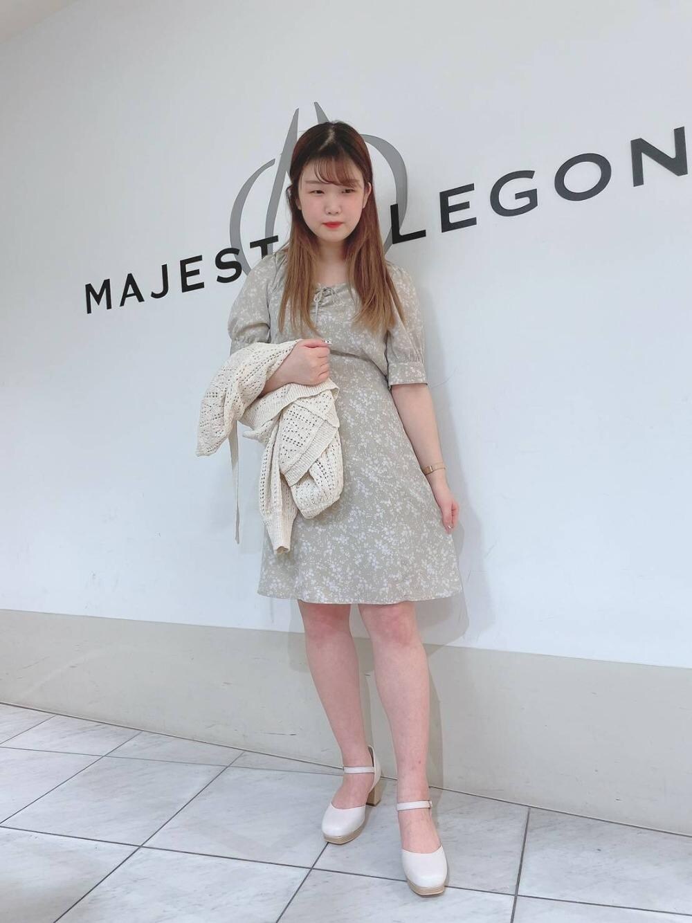 ホワイト系のパンプス、ピンク系のパンプス、グリーン系のパンプスを着用したレディースの春コーディネートの1枚目の写真