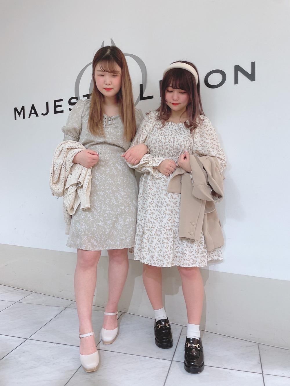 ブラック系のローファー、ホワイト系のパンプス、ベージュ系のテーラードジャケットを着用したレディースの春コーディネートの1枚目の写真