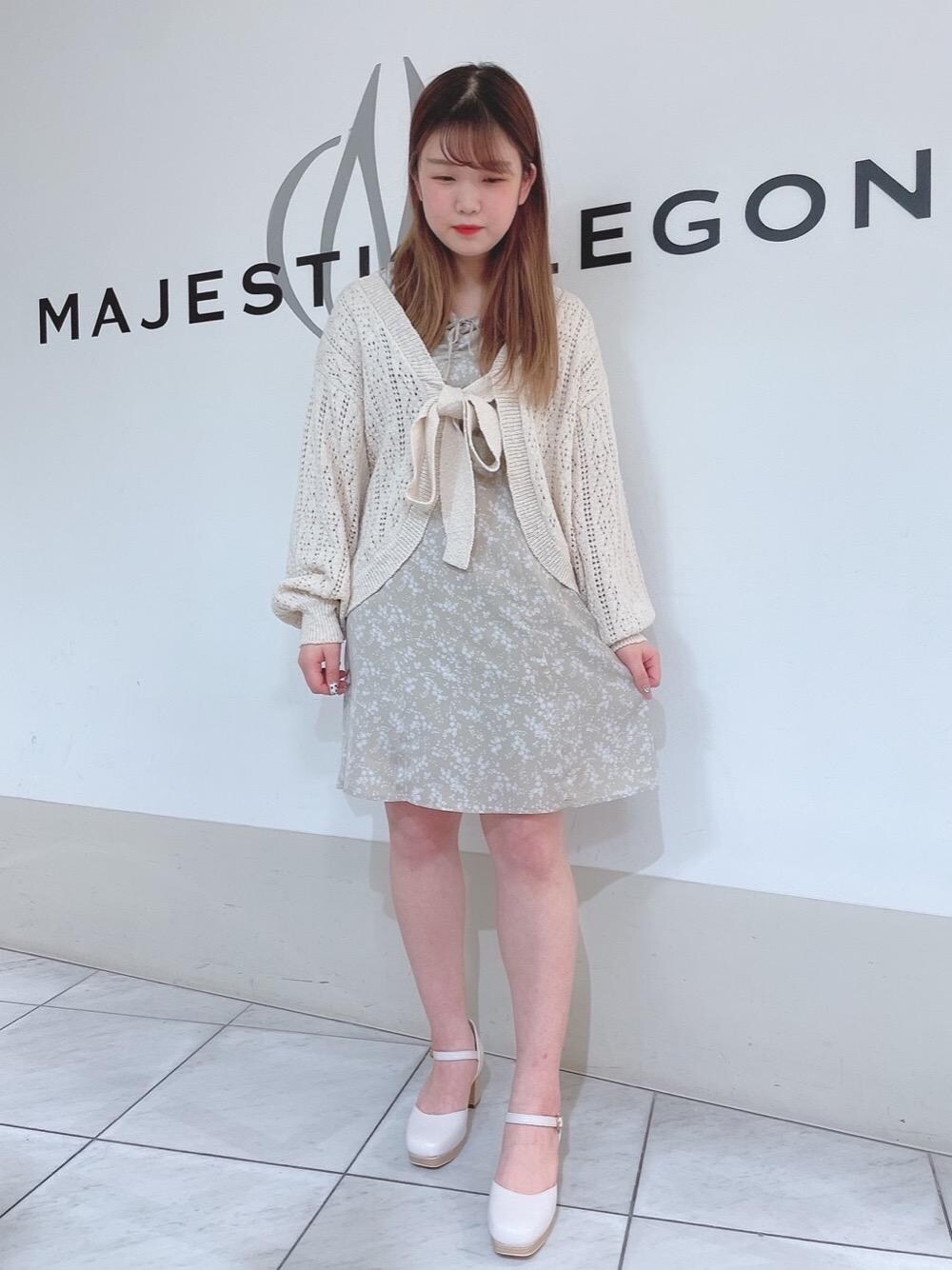 「カーディガン、ワンピース、パンプス、花柄、MAJESTIC LEGON、ミニワンピース、マジェスティックレゴン、透かし柄、あざとかわいい、標準身長」｜「MAJESTIC LEGONのウッドヒールスクエアパンプス（パンプス、ホワイト系）」を使った、マジェスティックレゴン天王寺ミオ店スタッフさん（レディース・154cm）の春コーディネートの1枚目の写真