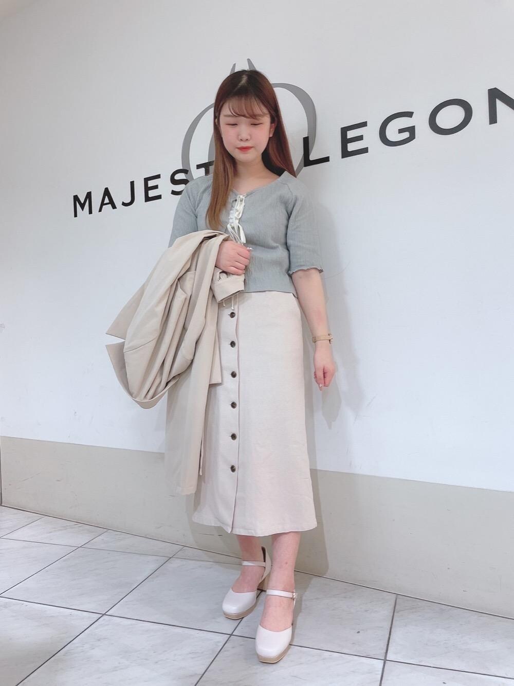 「パンプス、グリーン、トレンチコート、トップス、春アウター、MAJESTIC LEGON、マジェスティックレゴン、Iラインスカート、あざとかわいい、新作🤭」｜「MAJESTIC LEGONのウッドヒールスクエアパンプス（パンプス、ホワイト系）」を使った、マジェスティックレゴン天王寺ミオ店スタッフさん（レディース・154cm）の春コーディネートの1枚目の写真