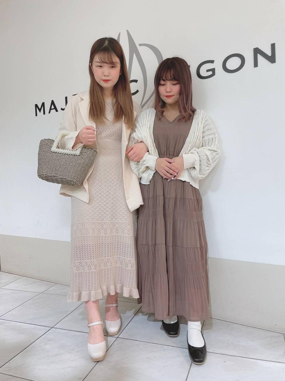 ホワイト系のパンプス、ブラック系のバレエシューズ、その他のかごバッグを着用したレディースの春コーディネートの1枚目の写真