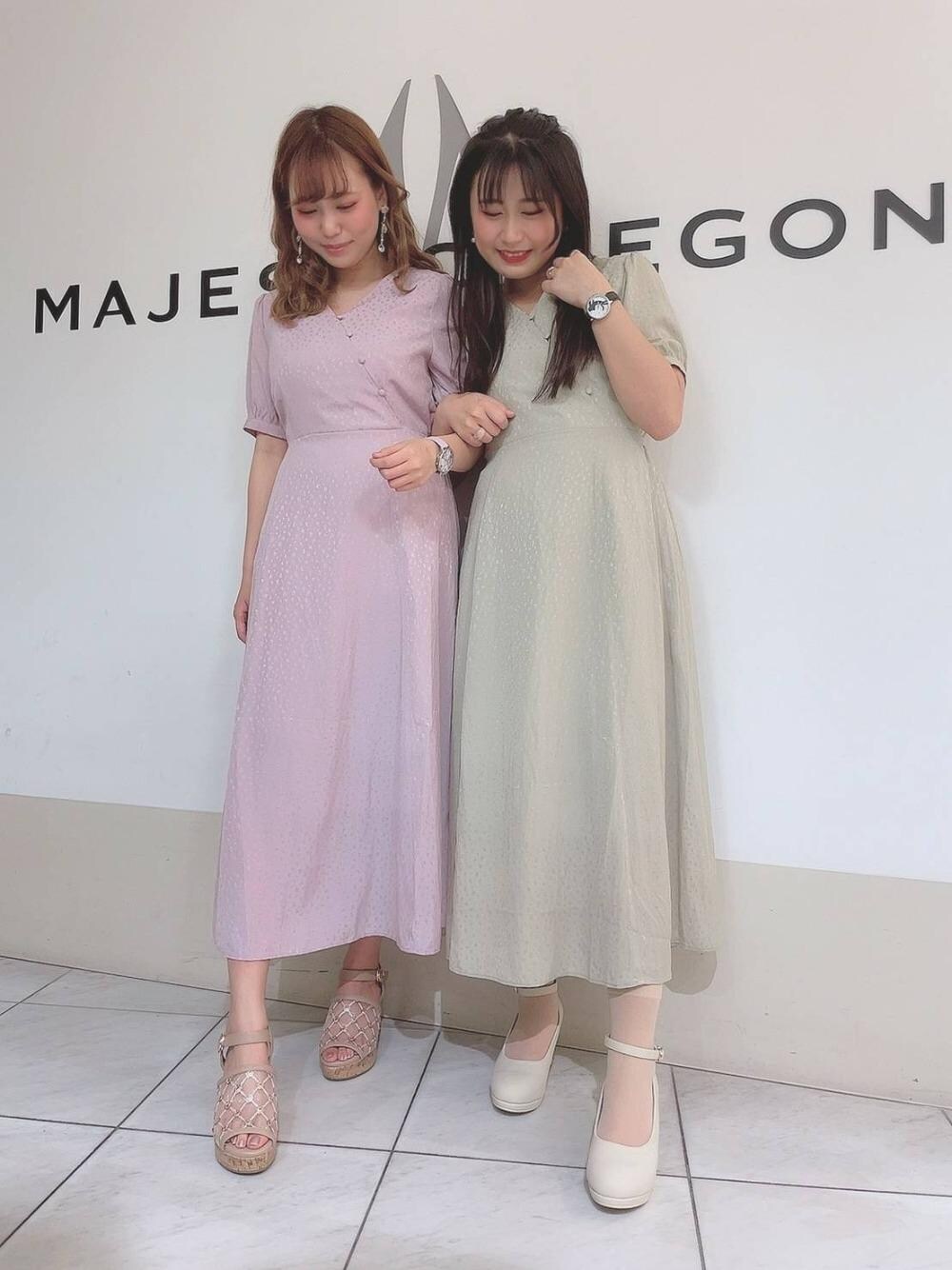 「ワンピース、パンプス、花柄、サンダル、MAJESTIC LEGON、双子コーデ、マジェスティックレゴン、お揃いコーデ、あざとかわいい、新作🤭」｜「MAJESTIC LEGONのクリーミーフカフカパンプス（パンプス、ブラック系）」を使った、マジェスティックレゴン天王寺ミオ店スタッフさん（レディース・156cm）の春コーディネートの1枚目の写真