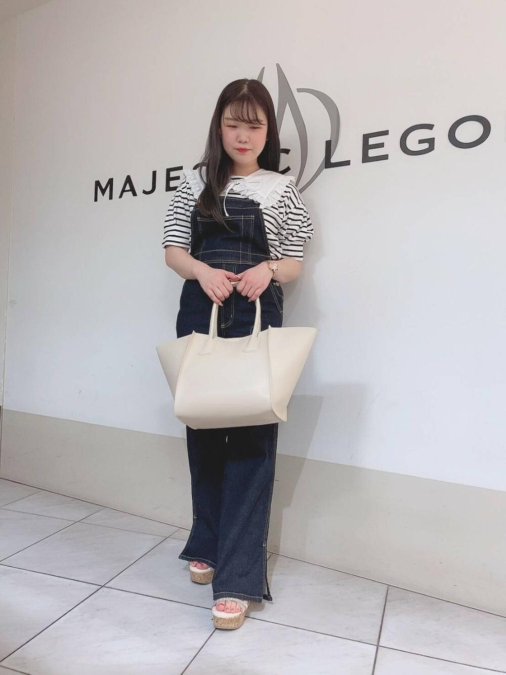 「サロペット、サンダル、MAJESTIC LEGON、マジェスティックレゴン、ビッグ襟、あざとかわいい、👟バッグ、でにむ、tシャツ、ｵｰﾊﾞｰｵｰﾙ」｜「MAJESTIC LEGONの☆デニムレディサロペット（サロペット/オーバーオール、ブラック系）」を使った、マジェスティックレゴン天王寺ミオ店スタッフさん（レディース・154cm）の春コーディネートの1枚目の写真