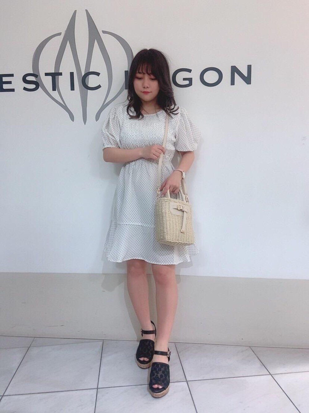 ホワイト系のかごバッグ、その他のサンダル、ホワイト系のサンダルを着用したレディースの春コーディネートの1枚目の写真