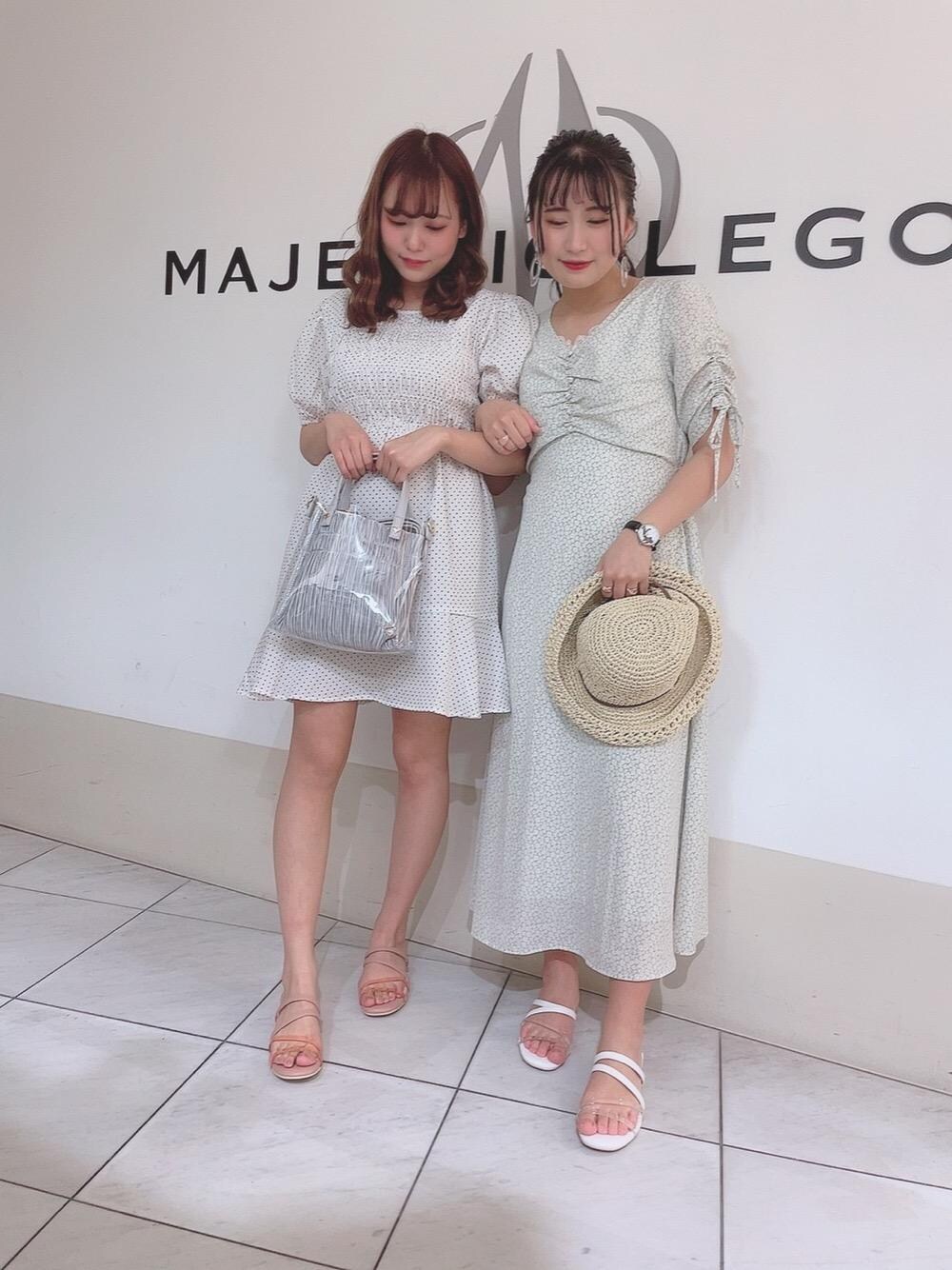 ブルー系のハンドバッグ、ホワイト系のサンダル、ピンク系のサンダルを着用したレディースの春コーディネートの1枚目の写真