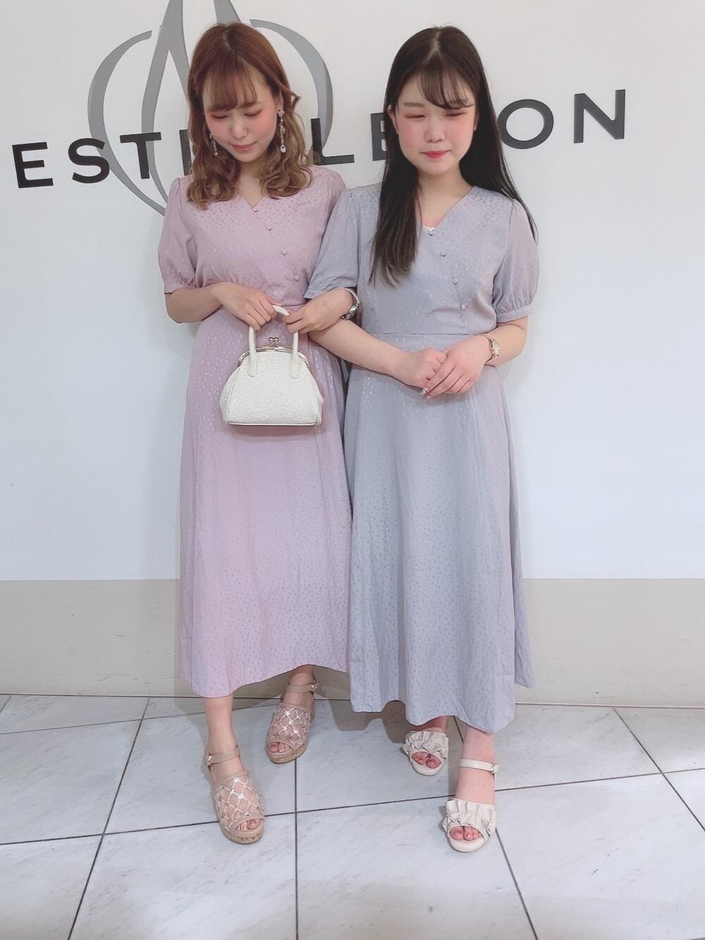 「ワンピース、サンダル、がま口、MAJESTIC LEGON、双子コーデ、マジェスティックレゴン、お揃いコーデ、オトナカワイイ、あざとかわいい、👟バッグ」｜「MAJESTIC LEGONのエンブロイダリーシアーサンダル（サンダル、その他）」を使った、マジェスティックレゴン天王寺ミオ店スタッフさん（レディース・156cm）の春コーディネートの1枚目の写真