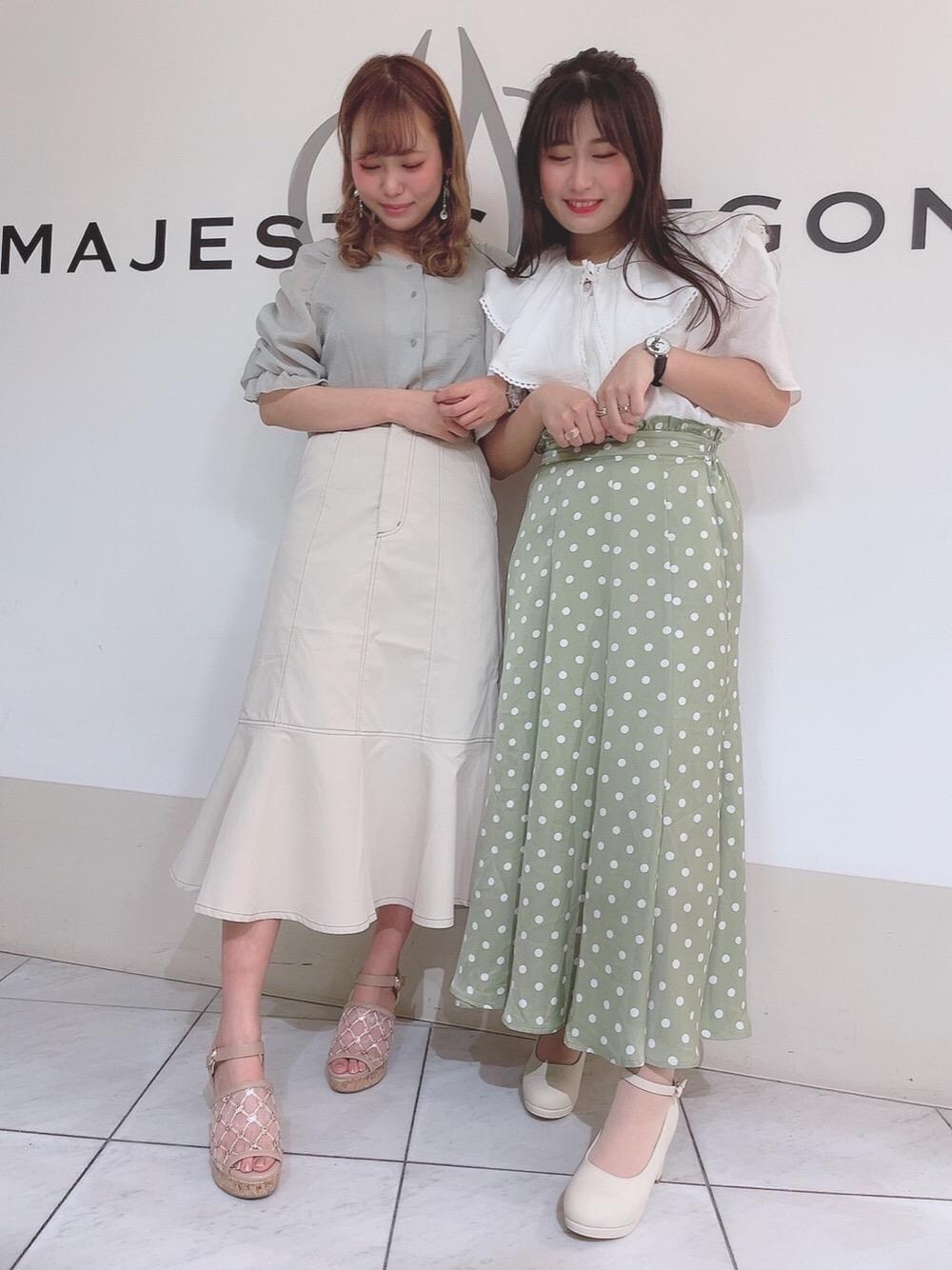 「ブラウス、パンプス、スカート、ドット、サンダル、マーメイドスカート、MAJESTIC LEGON、マジェスティックレゴン、お揃いコーデ、あざとかわいい」｜「MAJESTIC LEGONのクリーミーフカフカパンプス（パンプス、ホワイト系）」を使った、マジェスティックレゴン天王寺ミオ店スタッフさん（レディース・156cm）の春コーディネートの1枚目の写真