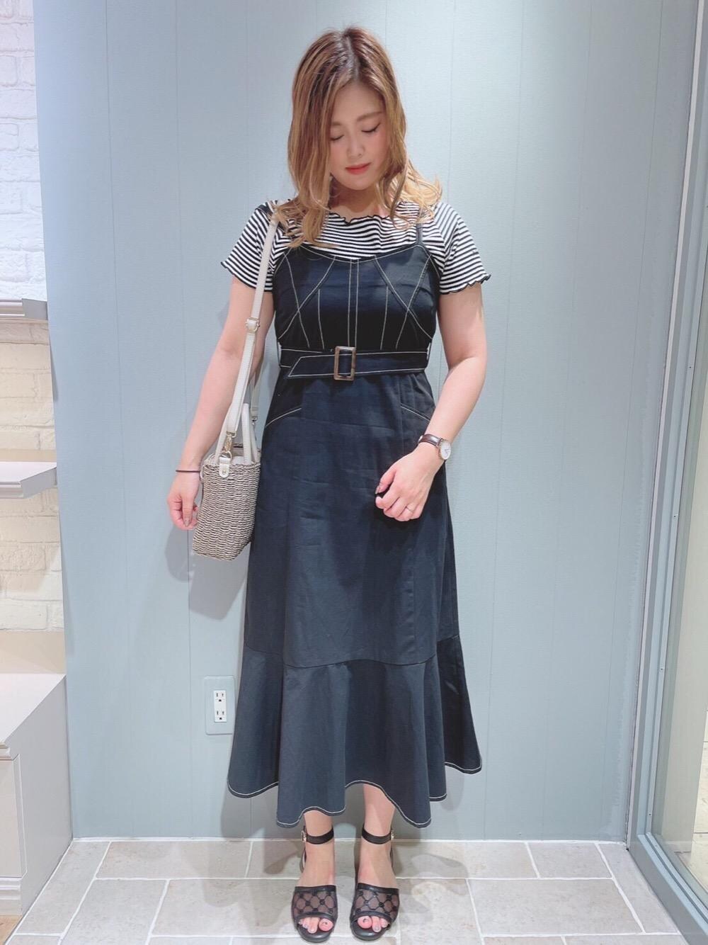 「ボーダー、サンダル、ロングワンピ、MAJESTIC LEGON、夏コーデ、キャミワンピ、マジェスティックレゴン、あざとかわいい、マーメイドワンピ」｜「MAJESTIC LEGONのエンブロイダリースクエアサンダル（サンダル、ホワイト系）」を使った、マジェスティックレゴン天王寺ミオ店スタッフさん（レディース・156cm）の春コーディネートの1枚目の写真