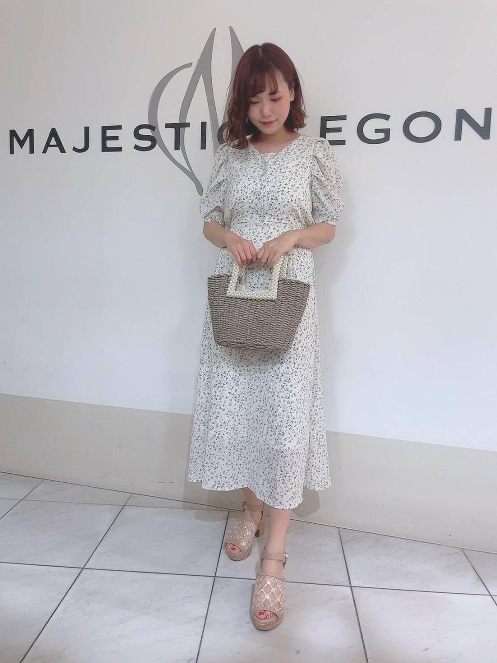 「MAJESTIC LEGON、マジェスティックレゴン、レースインナー、フラワーワンピース、あざとかわいい、新作🤭、Ｖネック、エンブロイダリーシアーサンダル、パールハンドルカゴバッグ」｜「MAJESTIC LEGONのエンブロイダリーシアーサンダル（サンダル、ベージュ系）」を使った、マジェスティックレゴン天王寺ミオ店スタッフさん（レディース・155cm）の夏コーディネートの1枚目の写真