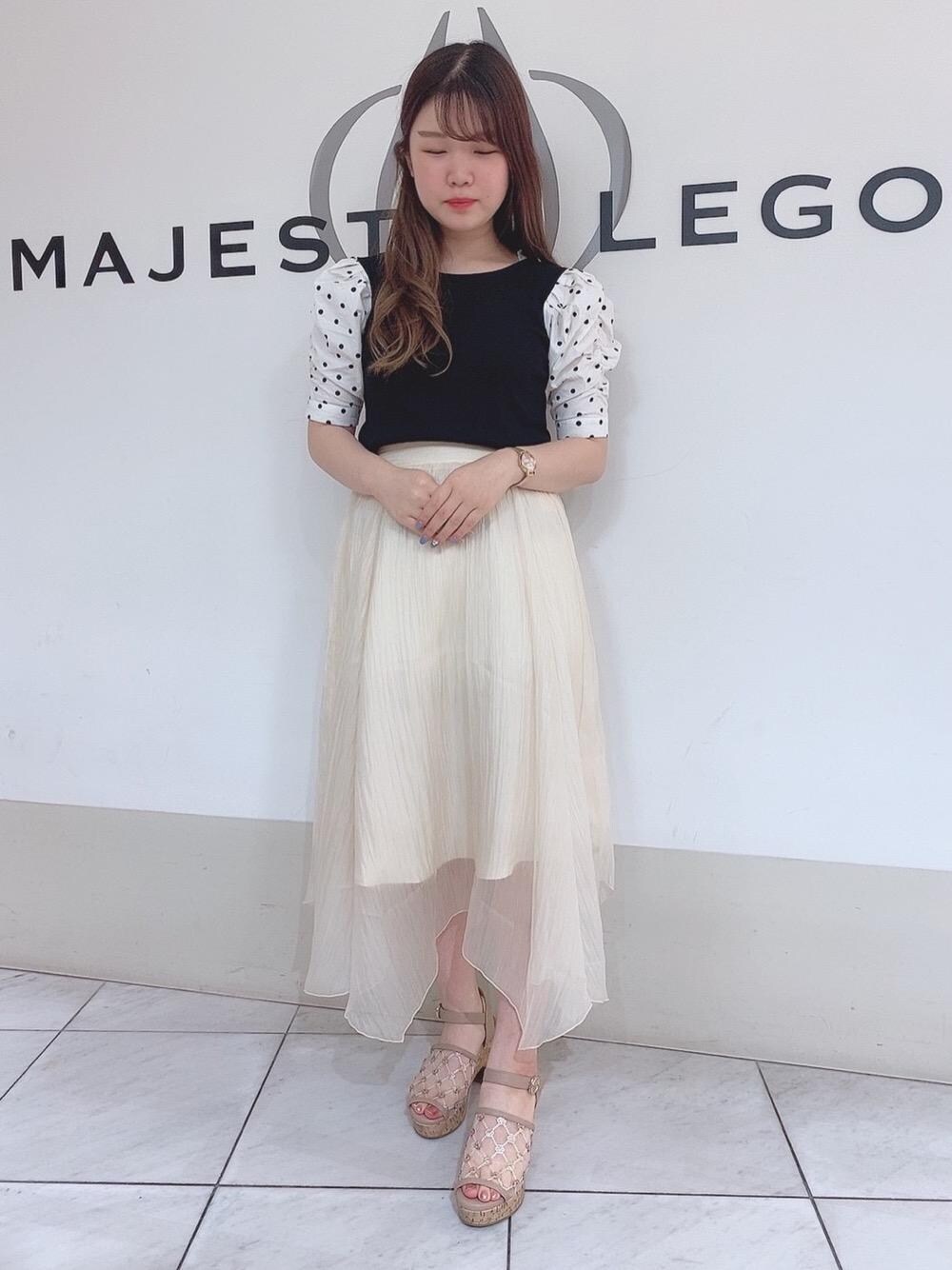 ベージュ系のサンダル、ブラック系のTシャツ/カットソーを着用したレディースの夏コーディネートの1枚目の写真