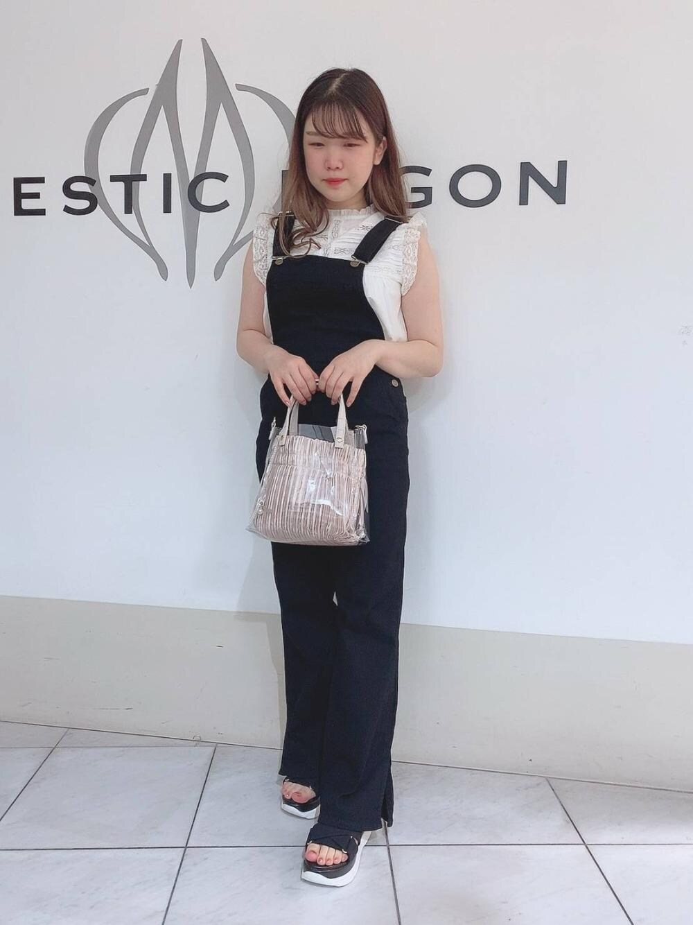 「サロペット、MAJESTIC LEGON、モノトーンコーデ、マジェスティックレゴン、大人気、スポサン、オススメ、新作🤭」｜「MAJESTIC LEGONのきんちゃくsetPVCバッグ（ハンドバッグ、ホワイト系）」を使った、マジェスティックレゴン天王寺ミオ店スタッフさん（レディース・154cm）の夏コーディネートの1枚目の写真