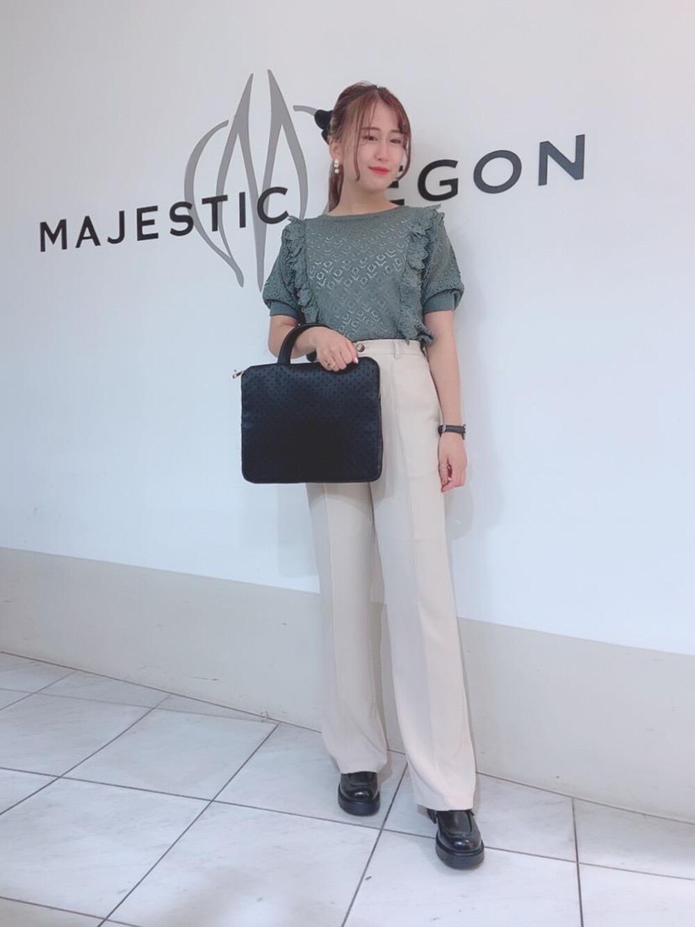「ニット、ローファー、インナー、MAJESTIC LEGON、低身長、ロングパンツ、マジェスティックレゴン、PCケース、透かし柄、ぱんつ」｜「MAJESTIC LEGONのヘルシーカラータンク（タンクトップ、ホワイト系）」を使った、マジェスティックレゴン天王寺ミオ店スタッフさん（レディース・151cm）の夏コーディネートの1枚目の写真