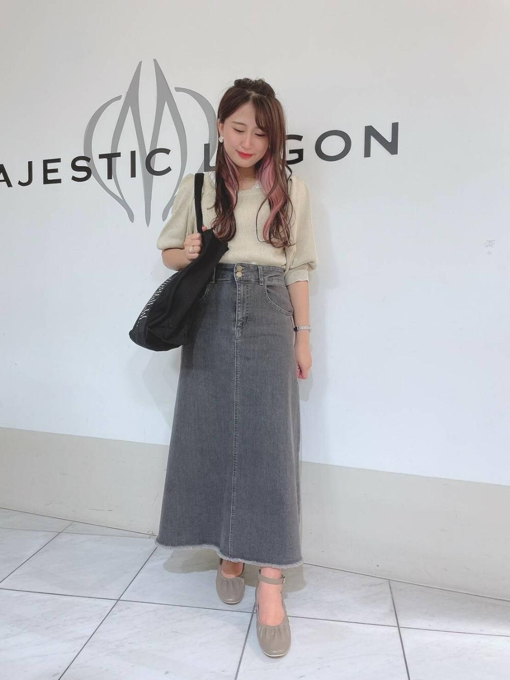 ホワイト系のタンクトップ、グレー系のパンプス、ブラック系のトートバッグを着用したレディースの夏コーディネートの1枚目の写真