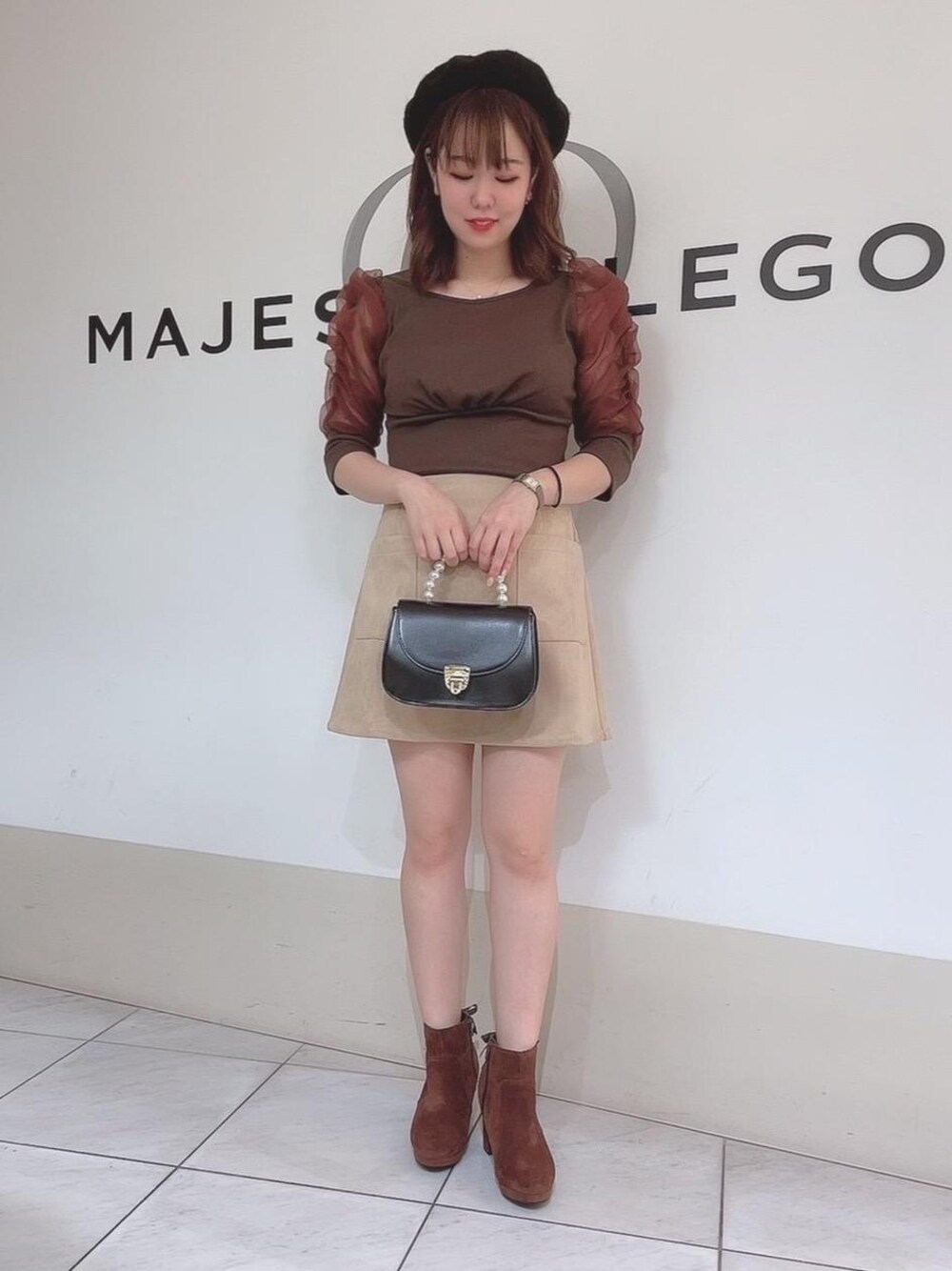 「ミニスカート、ショートブーツ、トップス、デート、バック、MAJESTIC LEGON、マジェスティックレゴン、オーガンジートップス、標準身長、台形スカート」｜「MAJESTIC LEGONのバックレースアップブーツ（ブーツ、ブラウン系）」を使った、マジェスティックレゴン天王寺ミオ店スタッフさん（レディース・159cm）の秋コーディネートの1枚目の写真