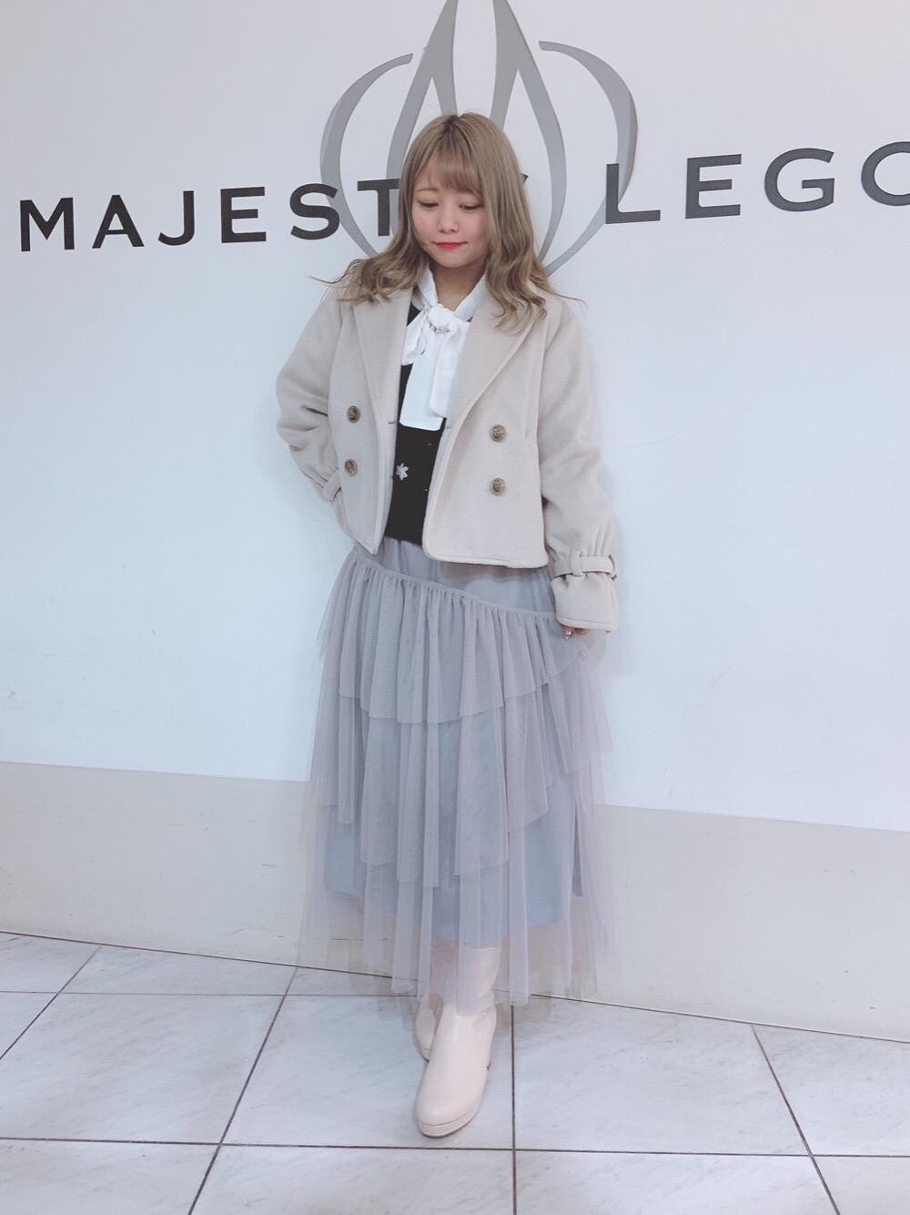 「カーディガン、コート、ブラウス、チュールスカート、ショートコート、ボウタイ、MAJESTIC LEGON、低身長、マジェスティックレゴン、ストレッチブーツ」｜「MAJESTIC LEGONのレディヒールストレッチブーツ（ブーツ、ホワイト系）」を使った、マジェスティックレゴン天王寺ミオ店スタッフさん（レディース・145cm）の冬コーディネートの1枚目の写真
