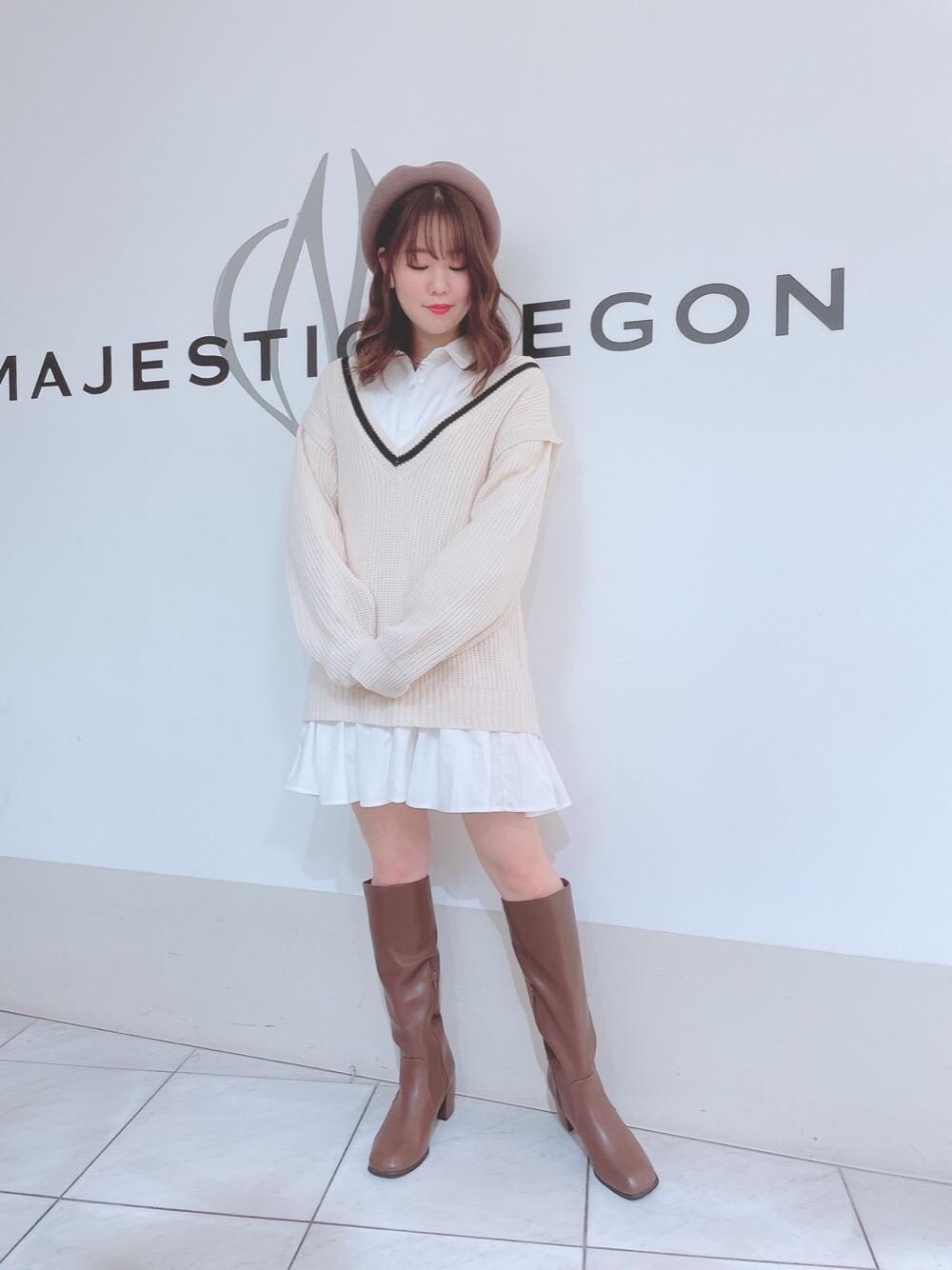 「ワンピース、レイヤード、冬コーデ、ニットベスト、MAJESTIC LEGON、マジェスティックレゴン、ラインニット、あざとかわいい、ロングブーツ👢」｜「MAJESTIC LEGONの美脚ロングブーツ（ブーツ、ブラウン系）」を使った、マジェスティックレゴン天王寺ミオ店スタッフさん（レディース・159cm）の冬コーディネートの1枚目の写真