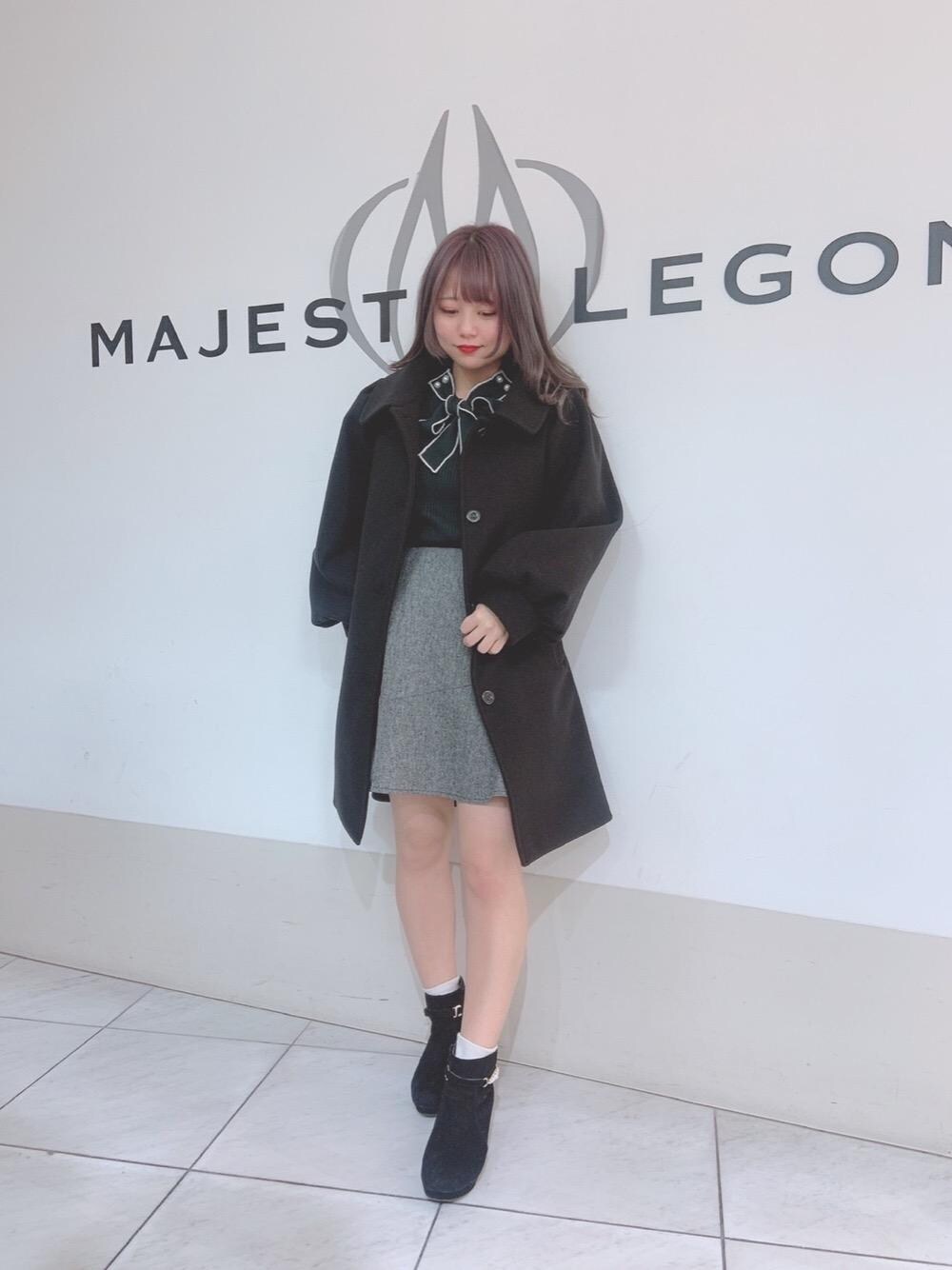 「ニット、ボウタイ、MAJESTIC LEGON、低身長、スカパン、マーメイド、マジェスティックレゴン、ぶーつ、あうたー」｜「MAJESTIC LEGONのガーリーボリュームステンコート（ステンカラーコート、ブラック系）」を使った、マジェスティックレゴン天王寺ミオ店スタッフさん（レディース・145cm）の冬コーディネートの1枚目の写真