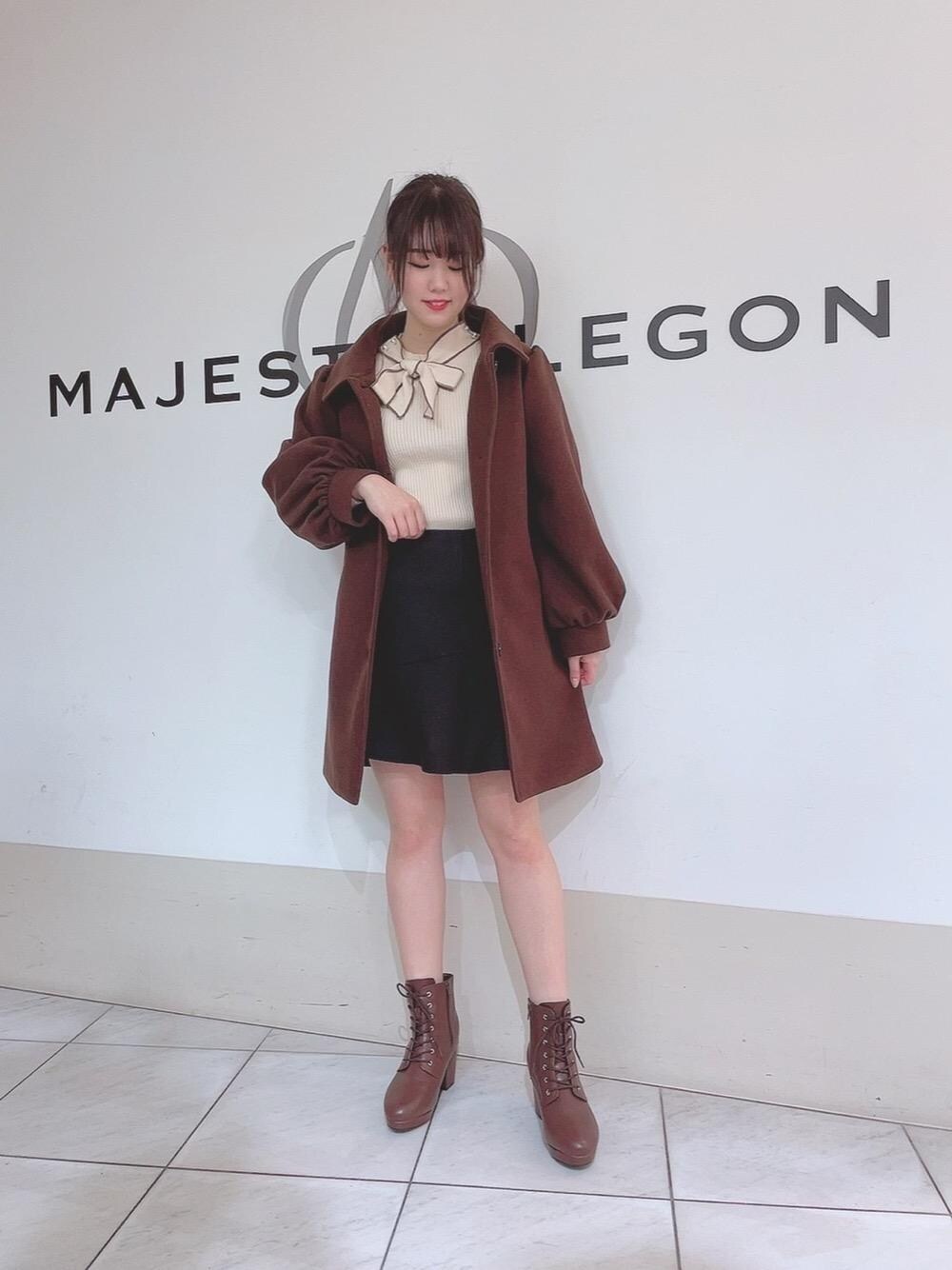 「コート、ニット、ボウタイ、MAJESTIC LEGON、スカパン、マーメイド、マジェスティックレゴン、標準身長、ぶーつ」｜「MAJESTIC LEGONのレースアップレディブーツ（ブーツ、ブラウン系）」を使った、マジェスティックレゴン天王寺ミオ店スタッフさん（レディース・159cm）の冬コーディネートの1枚目の写真