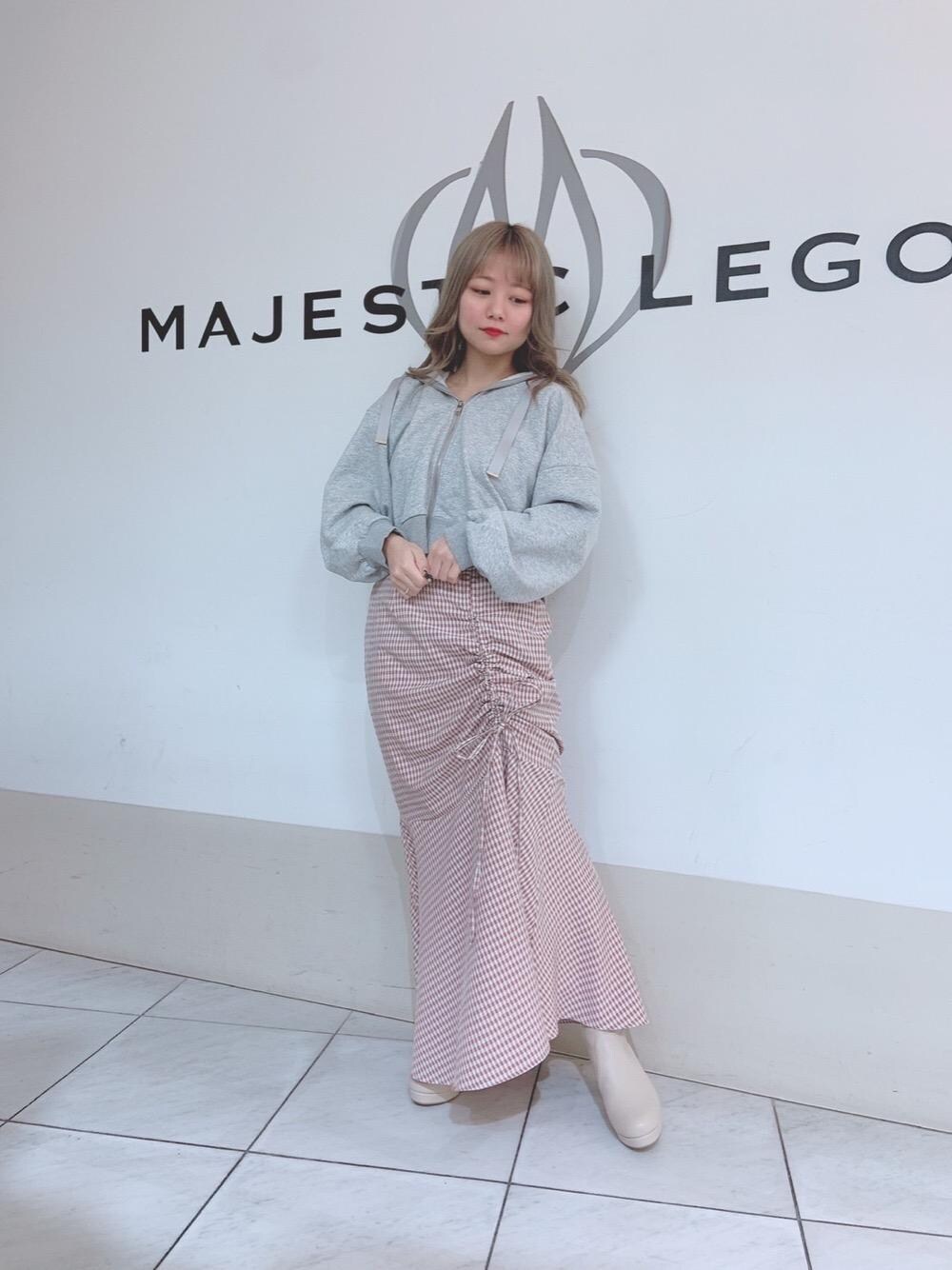 「スカート、パーカー、ロングスカート、ギンガムチェック、MAJESTIC LEGON、低身長、マジェスティックレゴン、大人気、ストレッチブーツ、着回し🎵」｜「MAJESTIC LEGONのレディヒールストレッチブーツ（ブーツ、ホワイト系）」を使った、マジェスティックレゴン天王寺ミオ店スタッフさん（レディース・145cm）の冬コーディネートの1枚目の写真