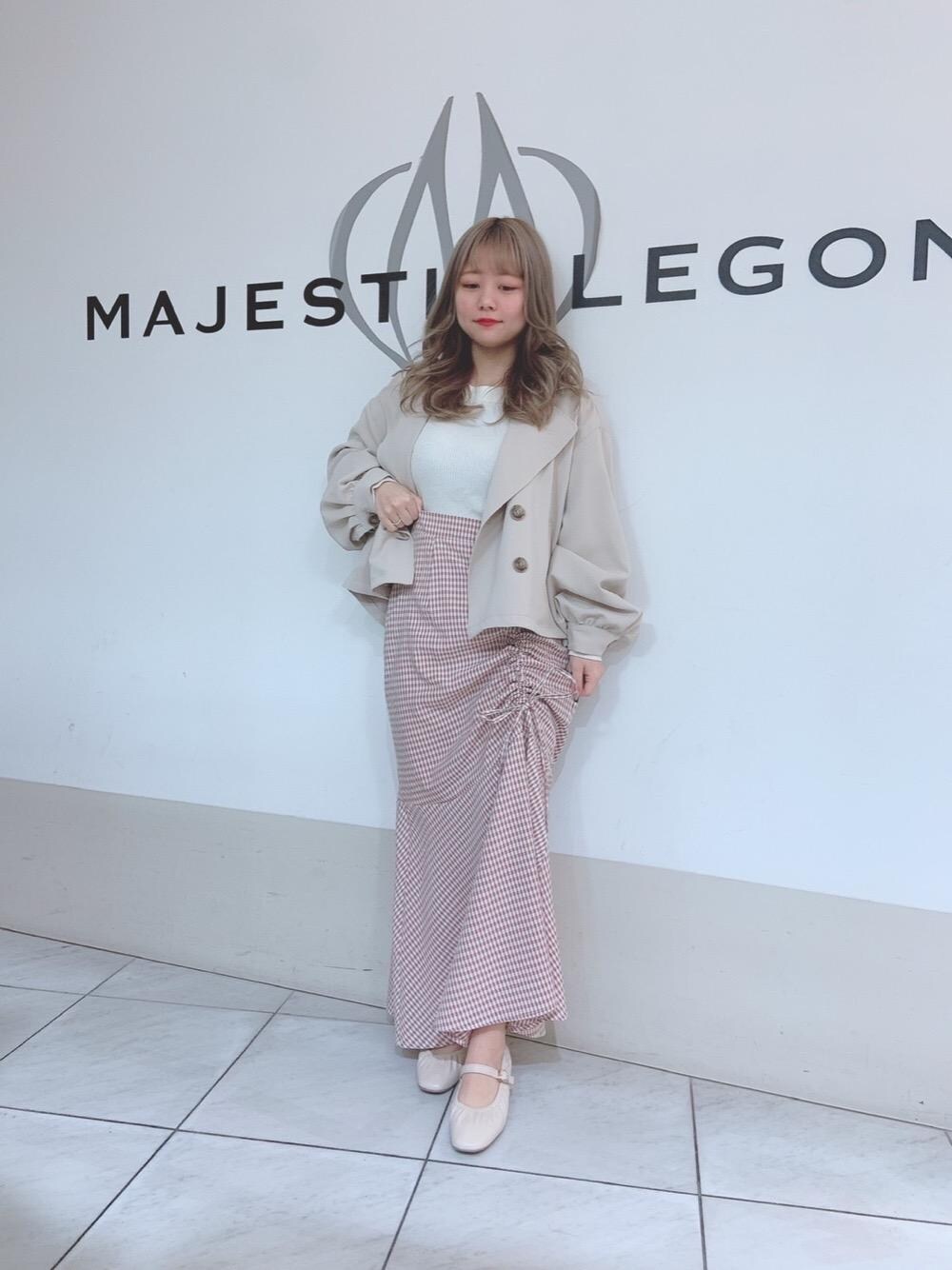 「ニット、パンプス、スカート、ショートトレンチ、ギンガムチェック、MAJESTIC LEGON、低身長、マジェスティックレゴン、オトナカワイイ、あうたー」｜「MAJESTIC LEGONのリボンドロストマーメイドスカート（スカート、ピンク系）」を使った、マジェスティックレゴン天王寺ミオ店スタッフさん（レディース・145cm）の冬コーディネートの1枚目の写真