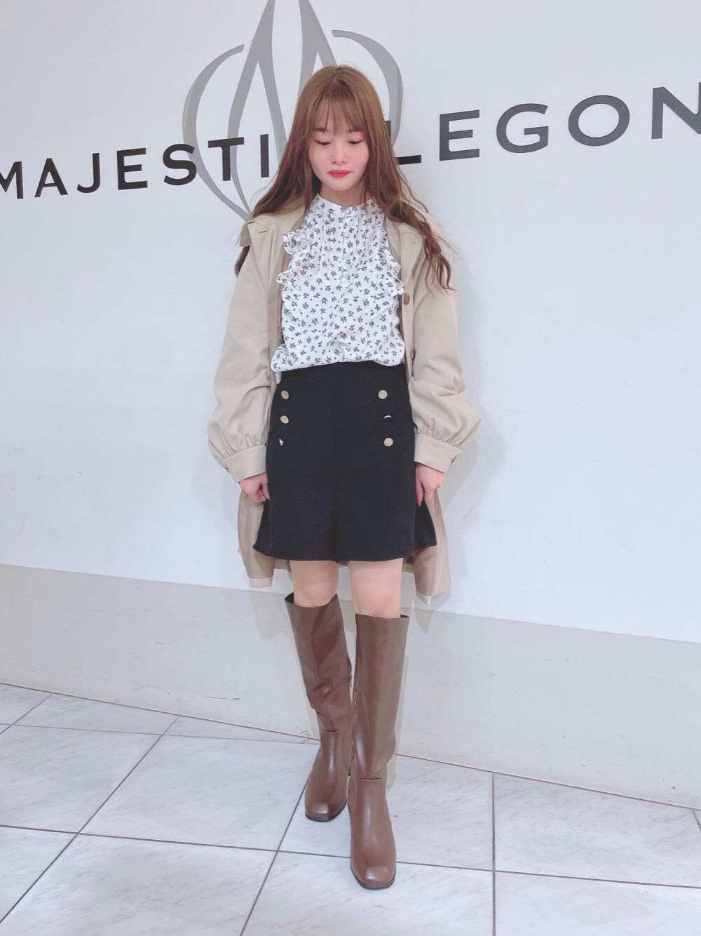 「ショートトレンチ、人気、MAJESTIC LEGON、低身長、大人可愛い、マジェスティックレゴン、オトナカワイイ、新作🤭」｜「MAJESTIC LEGONの美脚ロングブーツ（ブーツ、ブラウン系）」を使った、マジェスティックレゴン天王寺ミオ店スタッフさん（レディース・145cm）の冬コーディネートの1枚目の写真