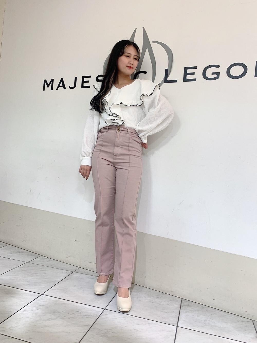 「ブラウス、パンプス、パステルカラー、フレアパンツ、MAJESTIC LEGON、低身長、マジェスティックレゴン、オトナカワイイ、あざとかわいい、でにむ」｜「MAJESTIC LEGONのラッフルパターンブラウス（シャツ/ブラウス、ホワイト系）」を使った、マジェスティックレゴン天王寺ミオ店スタッフさん（レディース・151cm）の冬コーディネートの1枚目の写真