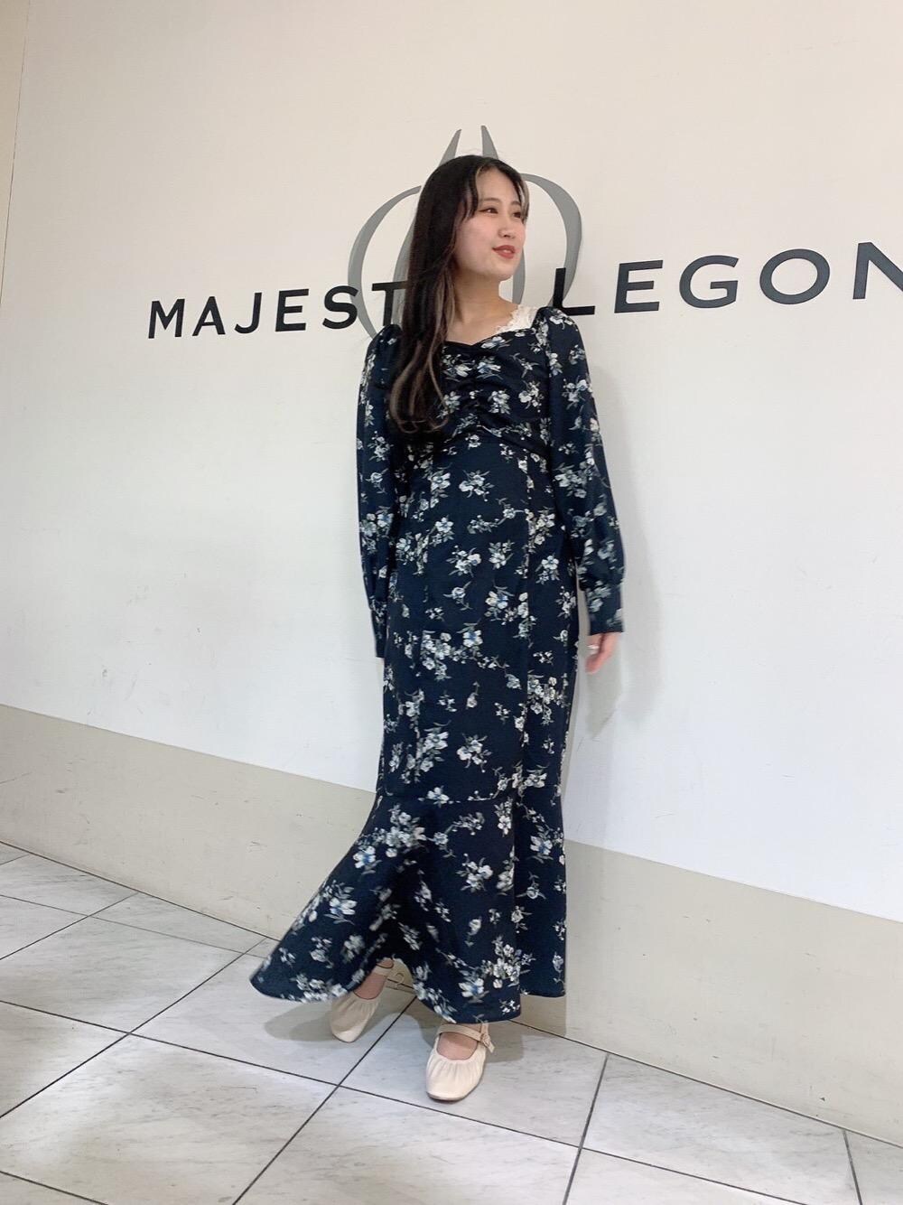 ホワイト系のパンプス、ブラック系のワンピース、ブラック系のタンクトップを着用したレディースの冬コーディネートの1枚目の写真