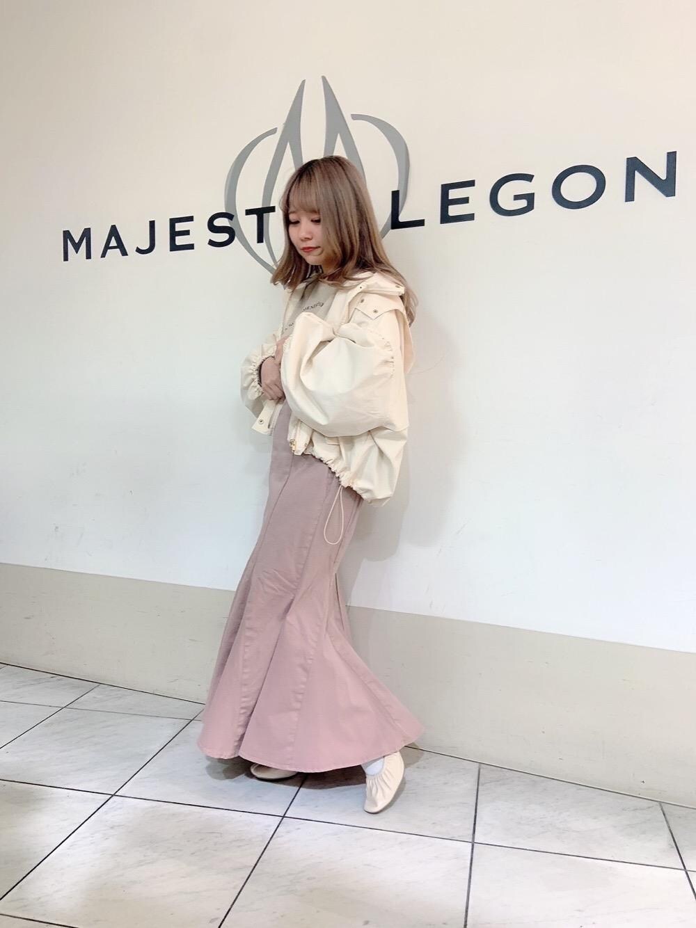 「ブルゾン、スウェット、パンプス、マーメイドスカート、MAJESTIC LEGON、低身長、マジェスティックレゴン、あざとかわいい、でにむ、あうたー」｜「MAJESTIC LEGONのアンニュイフードブルゾン（ブルゾン、ホワイト系）」を使った、マジェスティックレゴン天王寺ミオ店スタッフさん（レディース・145cm）の冬コーディネートの1枚目の写真