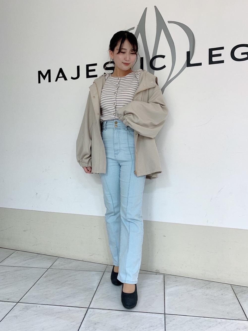 「ニット、パンプス、MAJESTIC LEGON、低身長、マジェスティックレゴン、オトナカワイイ、あざとかわいい、でにむ、ぼーだー、あうたー」｜「MAJESTIC LEGONのスタイルアップフレアデニム（デニムパンツ、ブルー系）」を使った、マジェスティックレゴン天王寺ミオ店スタッフさん（レディース・151cm）の冬コーディネートの1枚目の写真