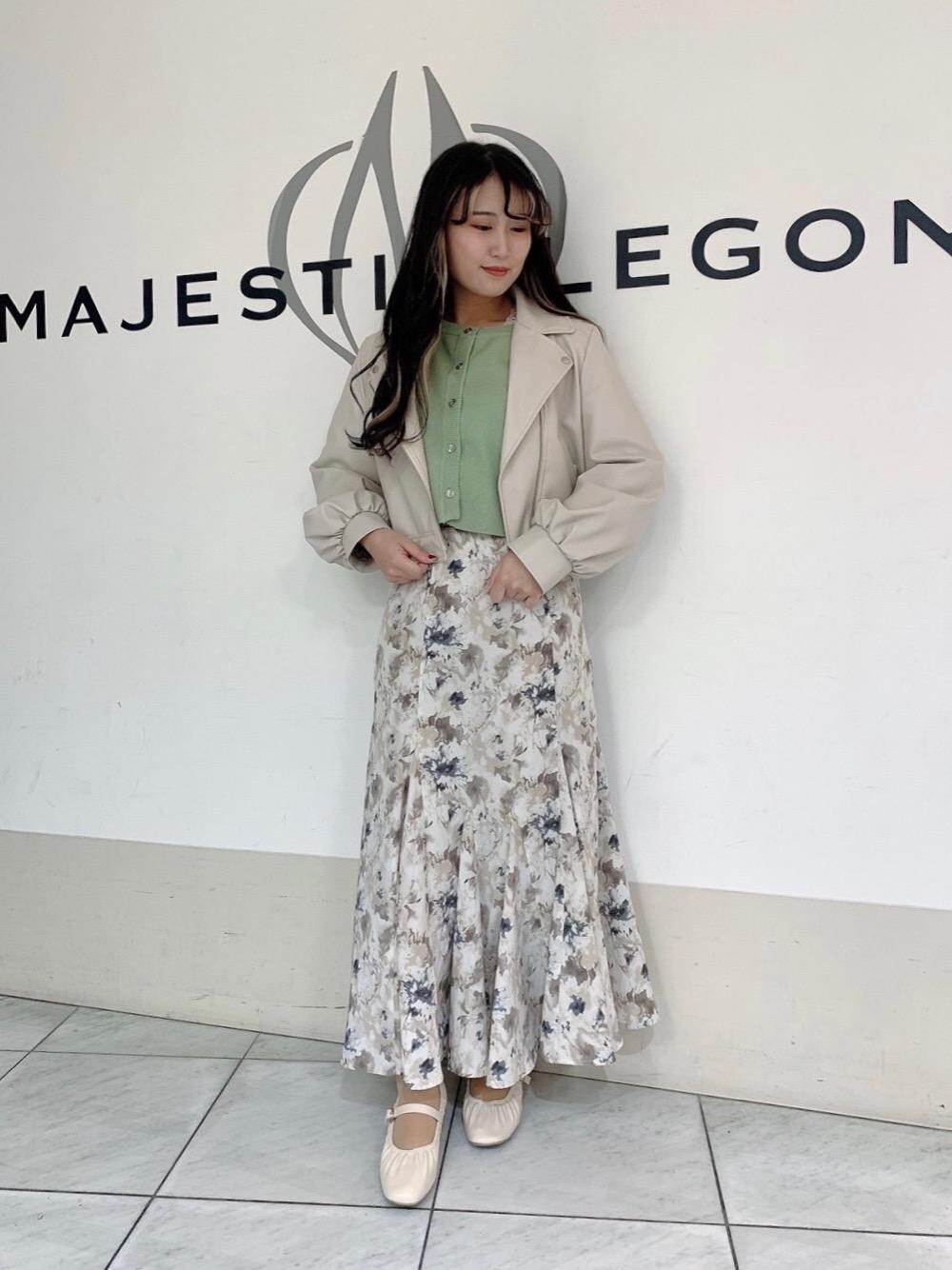 「カーディガン、パンプス、スカート、ライダース、インナー、MAJESTIC LEGON、低身長、マジェスティックレゴン、オトナカワイイ、あざとかわいい」｜「MAJESTIC LEGONのLadyショートライダース（ライダースジャケット、ホワイト系）」を使った、マジェスティックレゴン天王寺ミオ店スタッフさん（レディース・151cm）の冬コーディネートの1枚目の写真