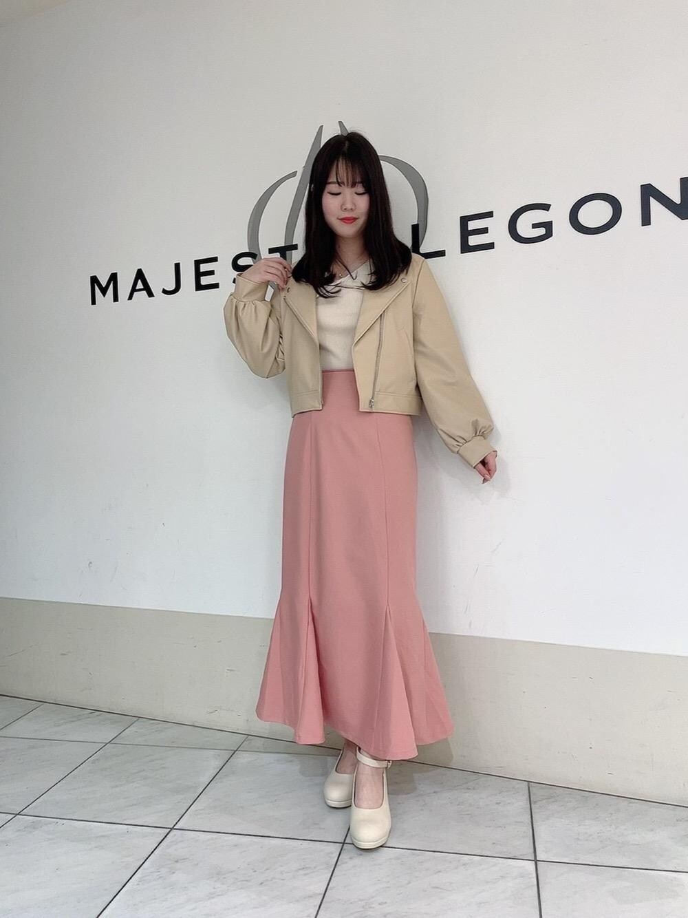 「人気、MAJESTIC LEGON、マーメイド、マジェスティックレゴン、オトナカワイイ、残りわずか、あざとかわいい、オススメ、新作🤭」｜「MAJESTIC LEGONのLadyショートライダース（ライダースジャケット、ベージュ系）」を使った、マジェスティックレゴン天王寺ミオ店スタッフさん（レディース・159cm）の春コーディネートの1枚目の写真