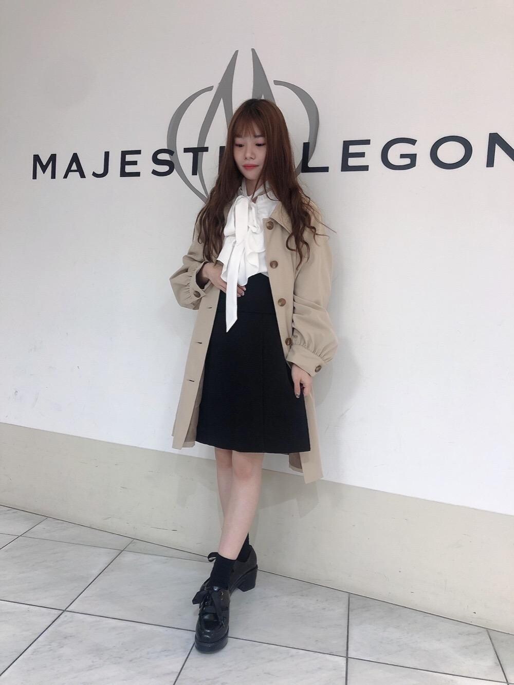「ブラウス、スカート、フェミニン、ボウタイ、ステンコート、MAJESTIC LEGON、低身長、マジェスティックレゴン、春こーで」｜「MAJESTIC LEGONのスタイルアップステンカラーコート（ステンカラーコート、ベージュ系）」を使った、マジェスティックレゴン天王寺ミオ店スタッフさん（レディース・145cm）の春コーディネートの1枚目の写真