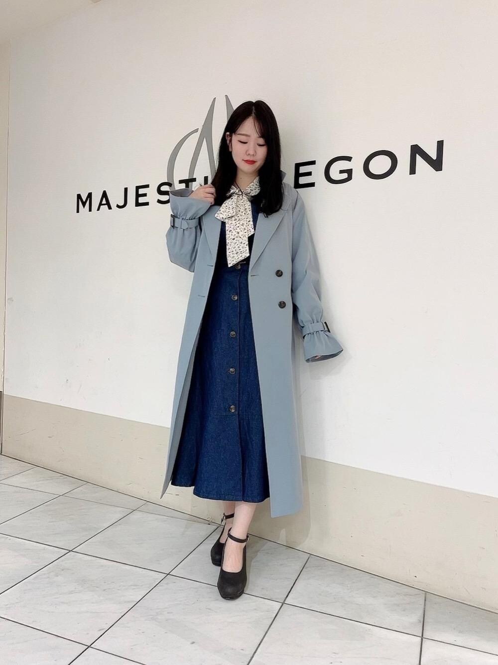 「ブラウス、トレンチコート、ジャンスカ、フェミニン、MAJESTIC LEGON、マジェスティックレゴン、ぶるー、春こーで、ワンピース 」｜「MAJESTIC LEGONのふかふかリボンsetパンプス（パンプス、ブラック系）」を使った、マジェスティックレゴン天王寺ミオ店スタッフさん（レディース・159cm）の春コーディネートの1枚目の写真