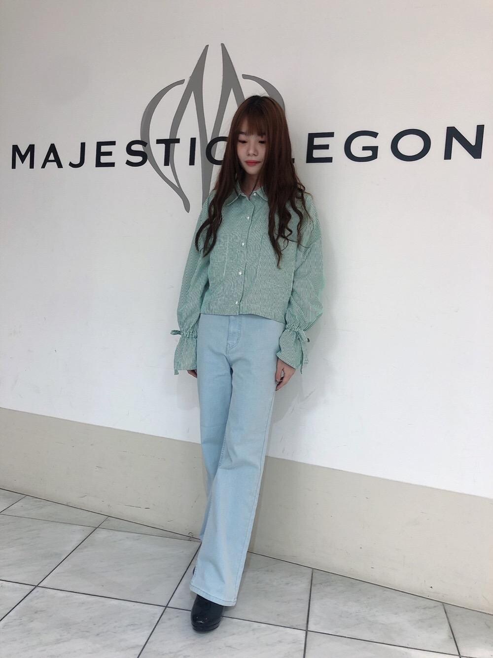 「パンプス、ストライプ、MAJESTIC LEGON、低身長、マジェスティックレゴン、ショートシャツ、オトナカワイイ、でにむ」｜「MAJESTIC LEGONのスタイルアップフレアデニム（デニムパンツ、ブルー系）」を使った、マジェスティックレゴン天王寺ミオ店スタッフさん（レディース・145cm）の春コーディネートの1枚目の写真