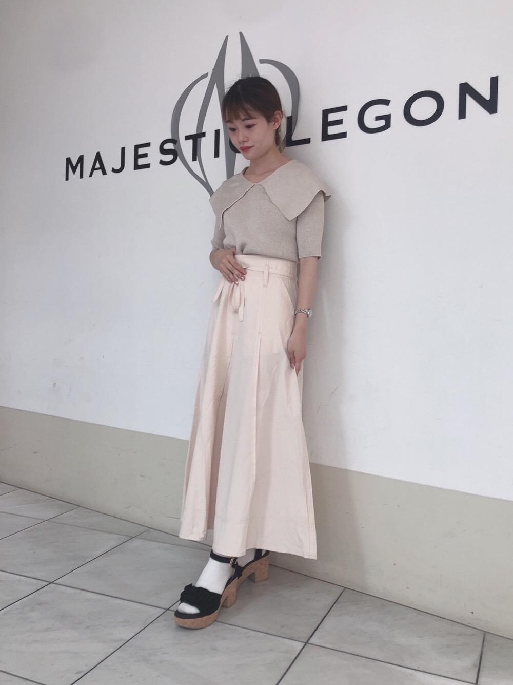 ブラック系のサンダル、ホワイト系のニット/セーターを着用したレディースの夏コーディネートの1枚目の写真