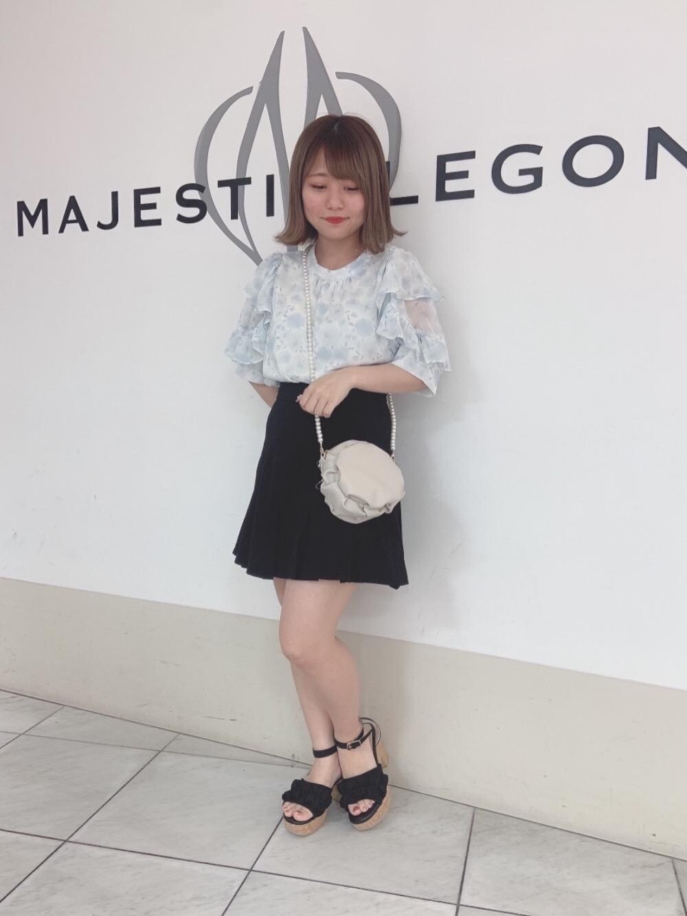 ブラック系のサンダルを着用したレディースの夏コーディネートの1枚目の写真