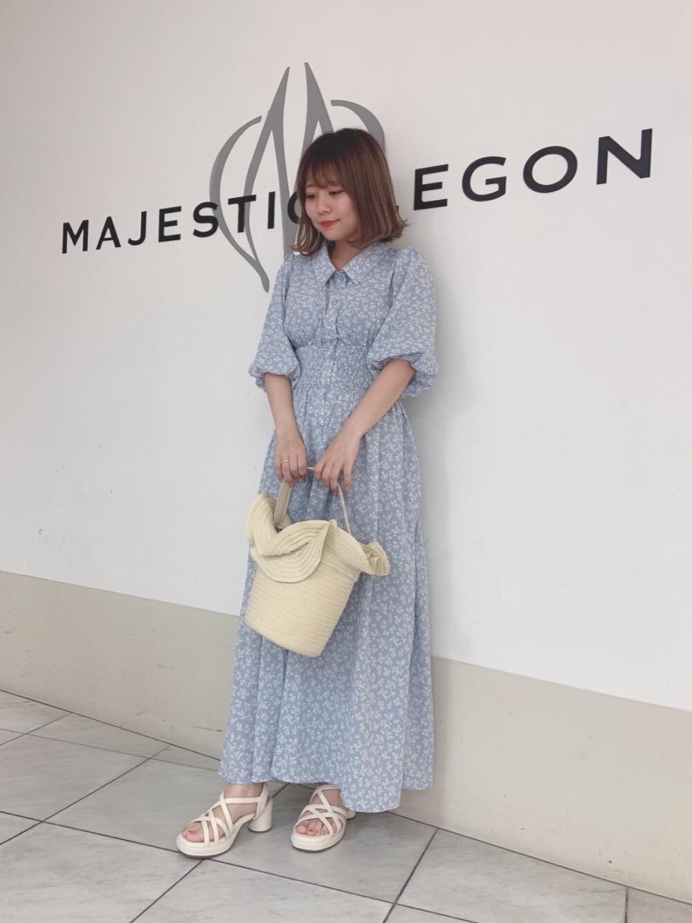 「デート、ガーリー、MAJESTIC LEGON、低身長、マジェスティックレゴン、モテ、あざとかわいい、カワイイ、ワンピース 」｜「MAJESTIC LEGONのクロスストラップサンダル（サンダル、ホワイト系）」を使った、マジェスティックレゴン天王寺ミオ店スタッフさん（レディース・145cm）の夏コーディネートの1枚目の写真