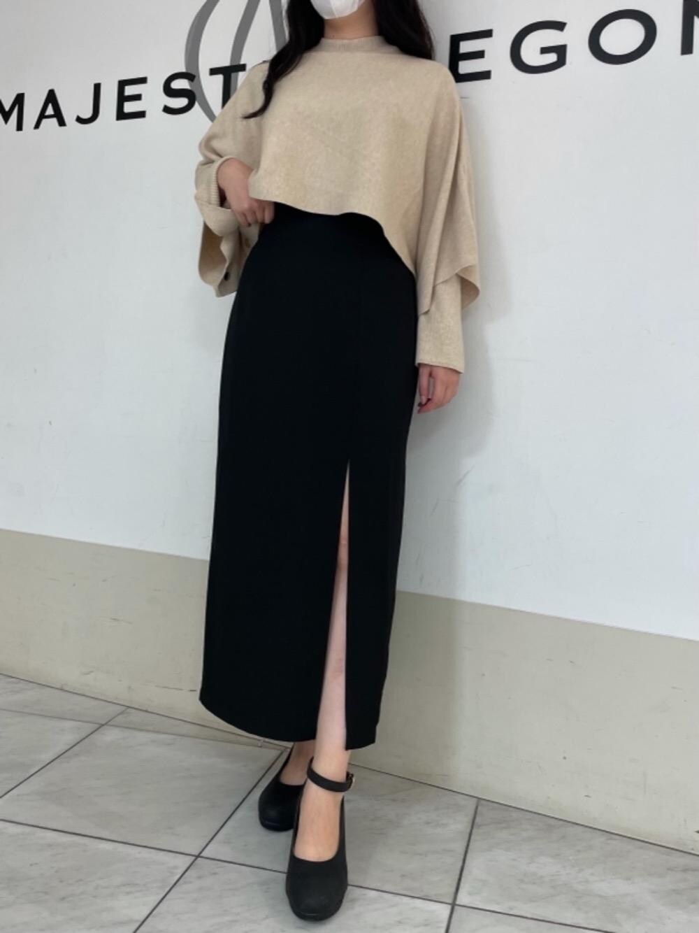 「ニット、パンプス、ケープ、MAJESTIC LEGON、モノトーンコーデ、マジェスティックレゴン、大人ファッション、標準身長」｜「MAJESTIC LEGONのふかふかリボンsetパンプス（パンプス、ブラック系）」を使った、マジェスティックレゴン天王寺ミオ店スタッフさん（レディース・159cm）の秋コーディネートの1枚目の写真