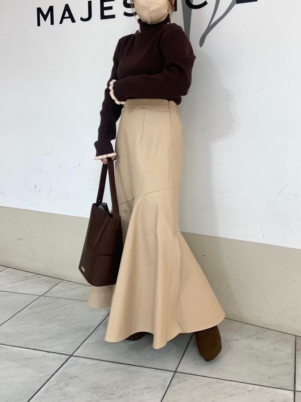 「ニット、スカート、ロング、フェミニン、MAJESTIC LEGON、低身長、マジェスティックレゴン、ニュアンスカラー、大人ファッション」｜「MAJESTIC LEGONのサイドリボンブーツ（ブーツ、ブラウン系）」を使った、マジェスティックレゴン天王寺ミオ店スタッフさん（レディース・145cm）の秋コーディネートの1枚目の写真