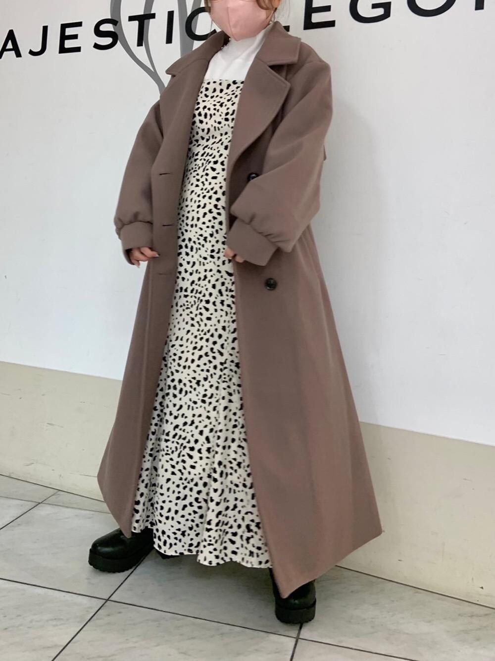 「MAJESTIC LEGON、低身長、キャミワンピ、マジェスティックレゴン、大人ファッション、あうたー、ﾌﾞｰﾂ」｜「MAJESTIC LEGONのダブルメローシアートップス（Tシャツ/カットソー、ホワイト系）」を使った、マジェスティックレゴン天王寺ミオ店スタッフさん（レディース・145cm）の秋コーディネートの1枚目の写真